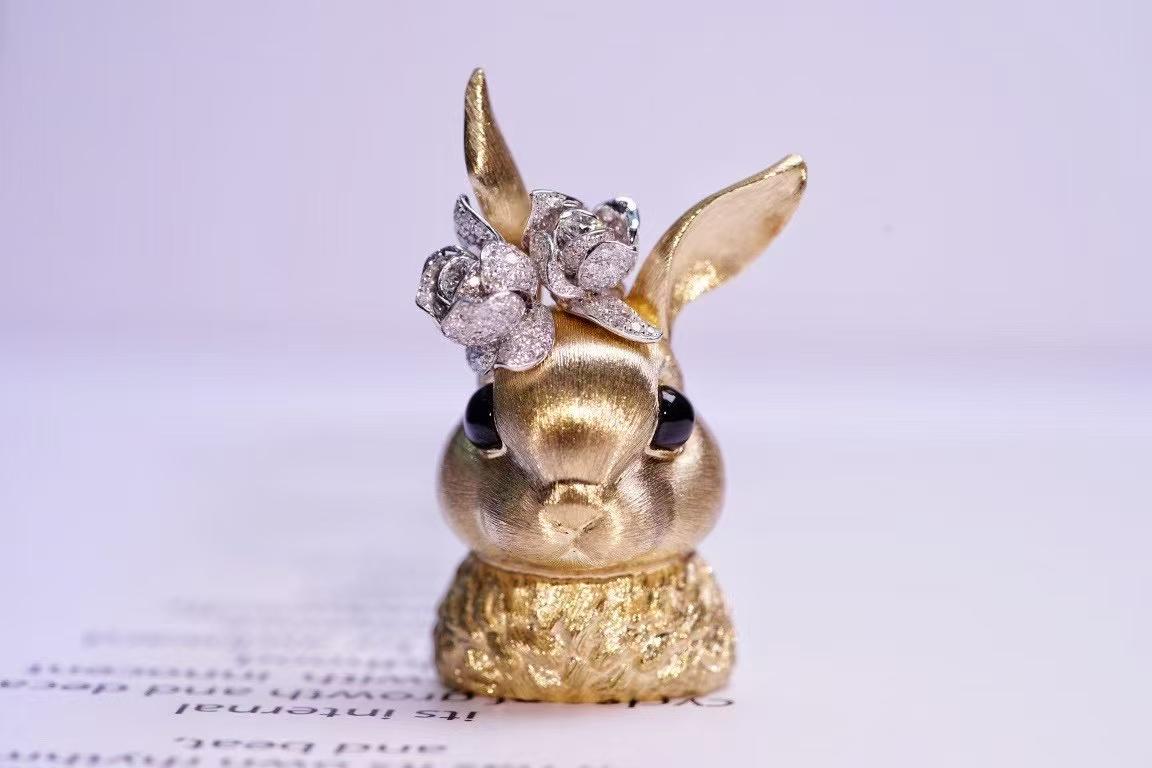Easter-themed Bunny Design Diamond and Agate Brooch and Pendant

Main Diamond- 0.955 ct
Sub-stone - Agate
Total Weight - 15.97g

Dual-purpose Function: It can be used as both a brooch and a pendant. The pin-like structure on the back allows it to be
