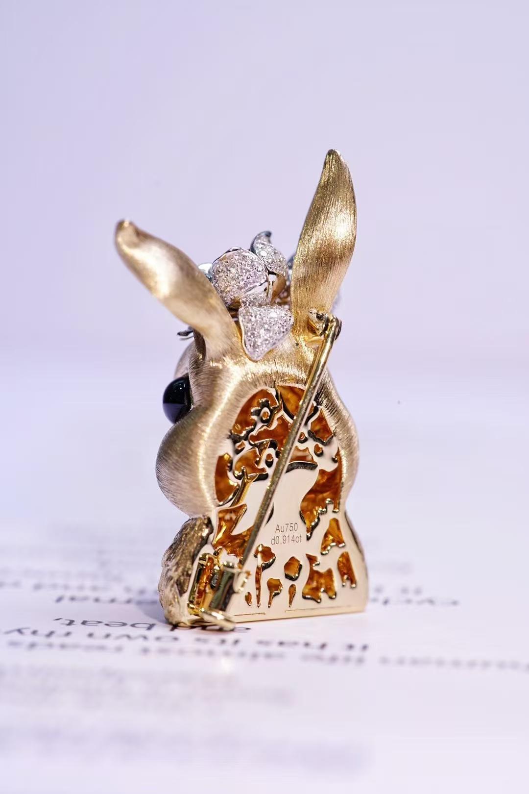 Exquisite Easter Bunny Gold Brooch&Pendant with Nature Diamond Heavy Gold In New Condition For Sale In Kowloon, HK