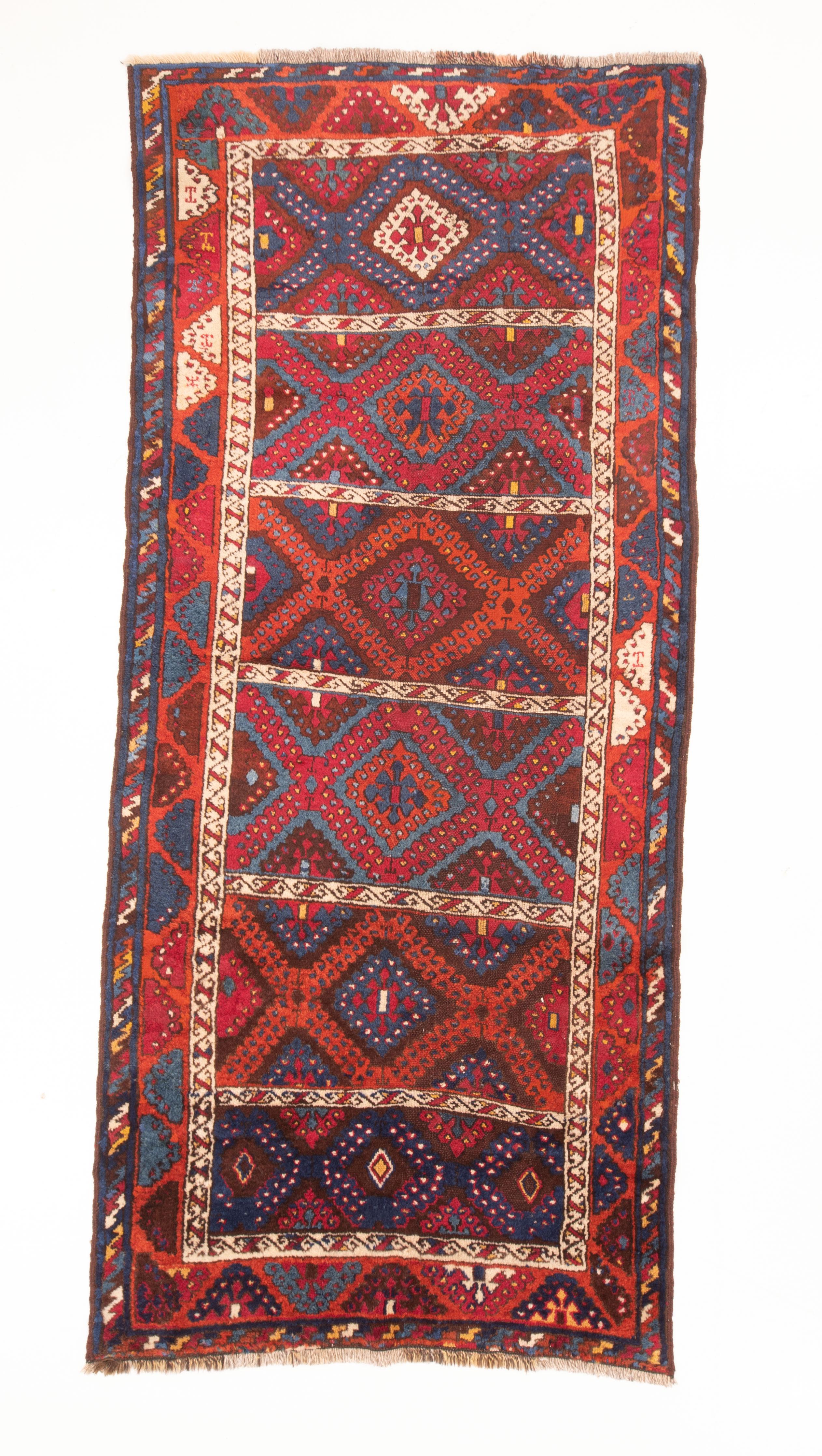Ein antiker Teppich aus Ostanatolien. Mitte 19. Jahrhundert.
Es ist in recht gutem Zustand und wurde professionell gereinigt und repariert.