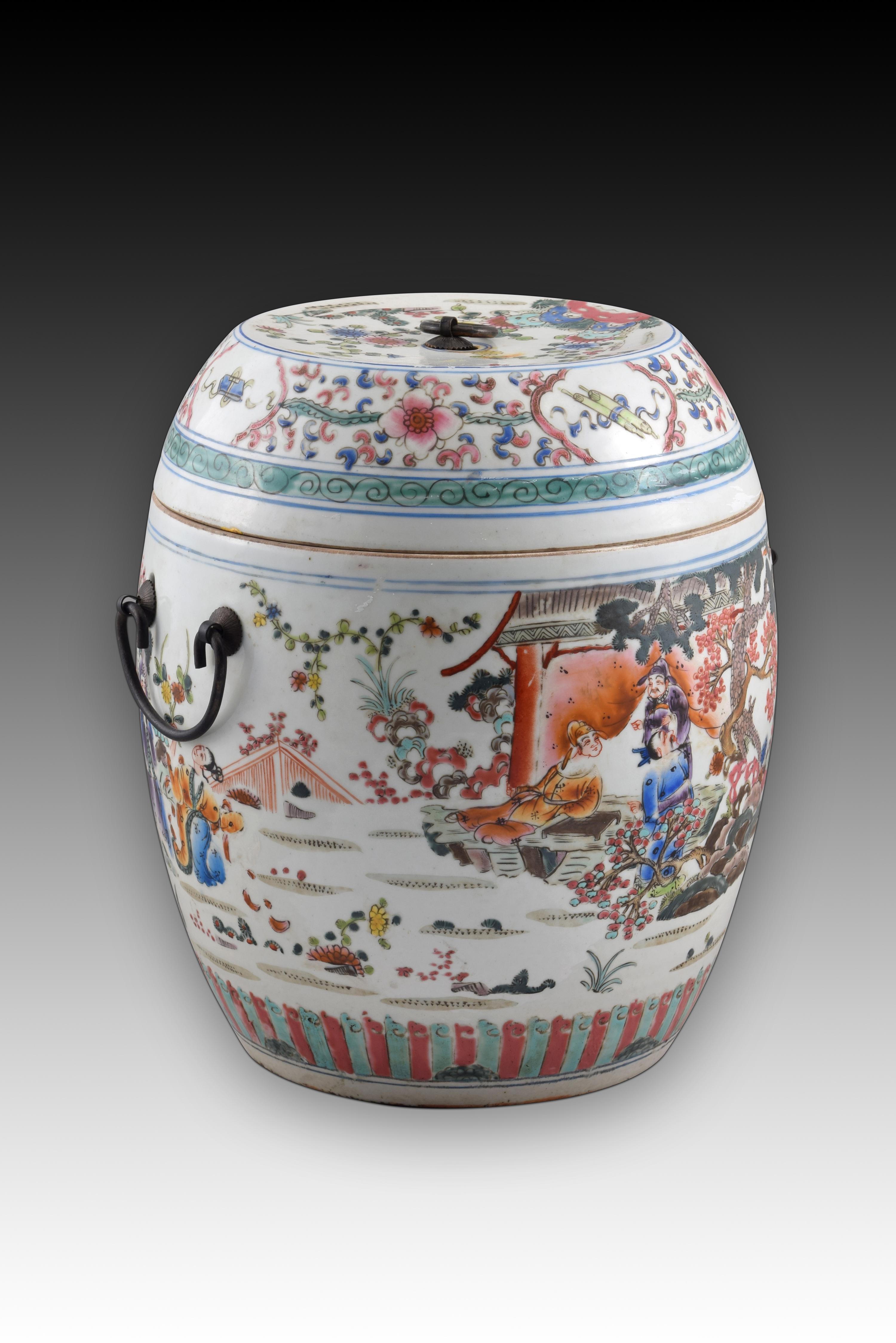 Eastern barrel-shaped container. Porcelain, metal. China 19th century. 
With marks on the base. 
Container with a flat barrel-shaped lid, made of porcelain with a white background and decorated with a polychrome figurative composition based on plant