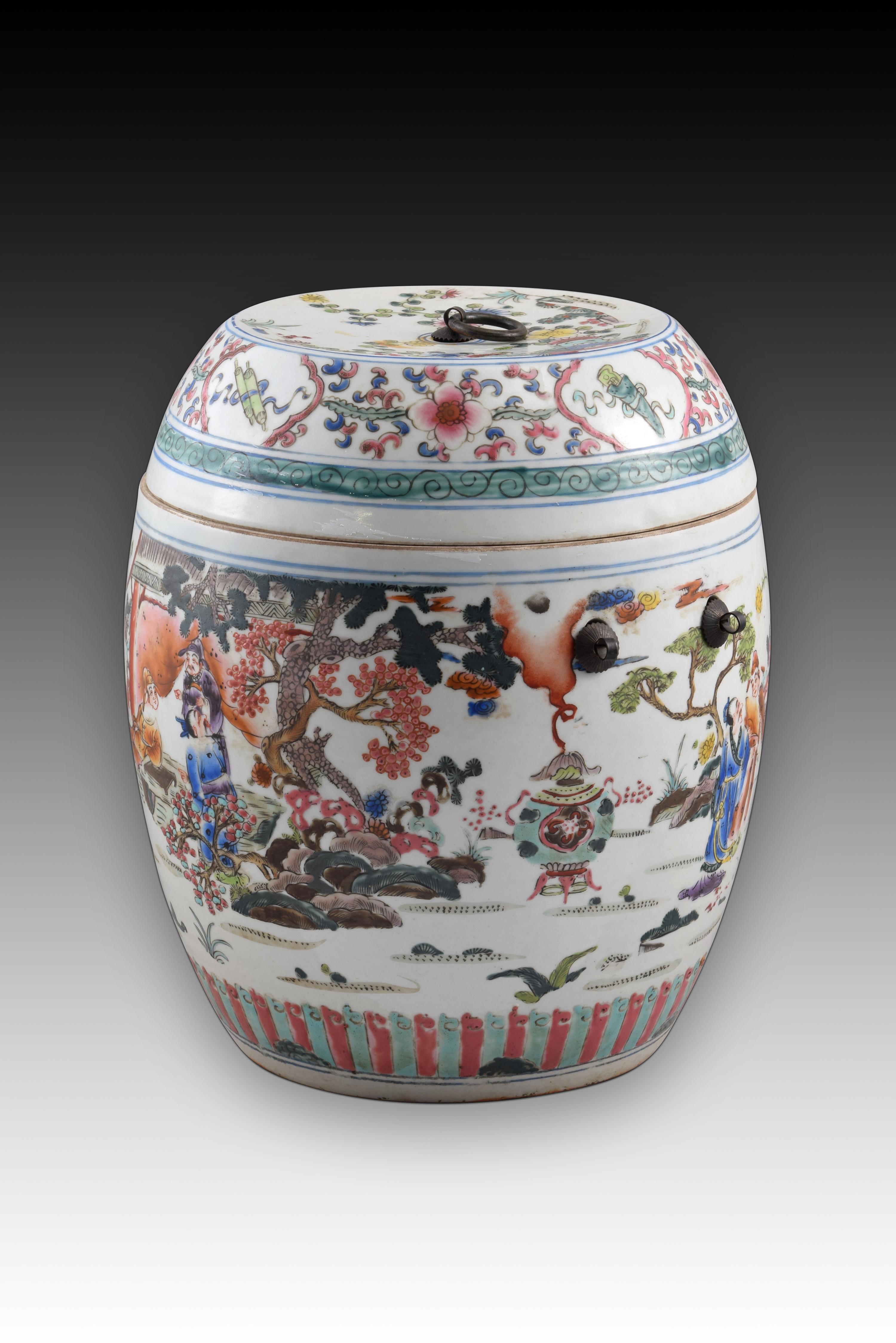 Chinese Eastern barrel-shaped container. Porcelain, metal. China 19th century.