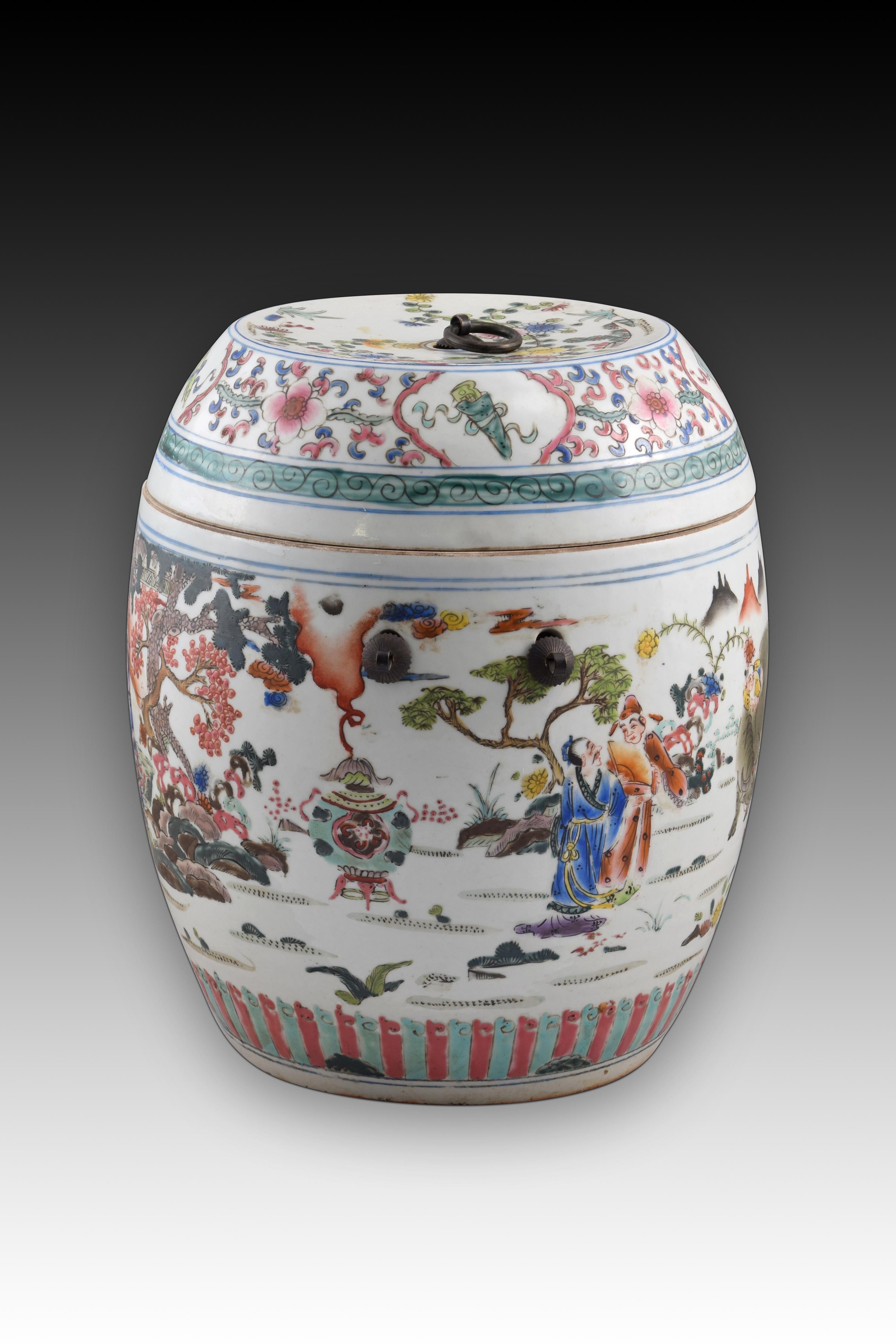 Eastern barrel-shaped container. Porcelain, metal. China 19th century. In Good Condition In Madrid, ES