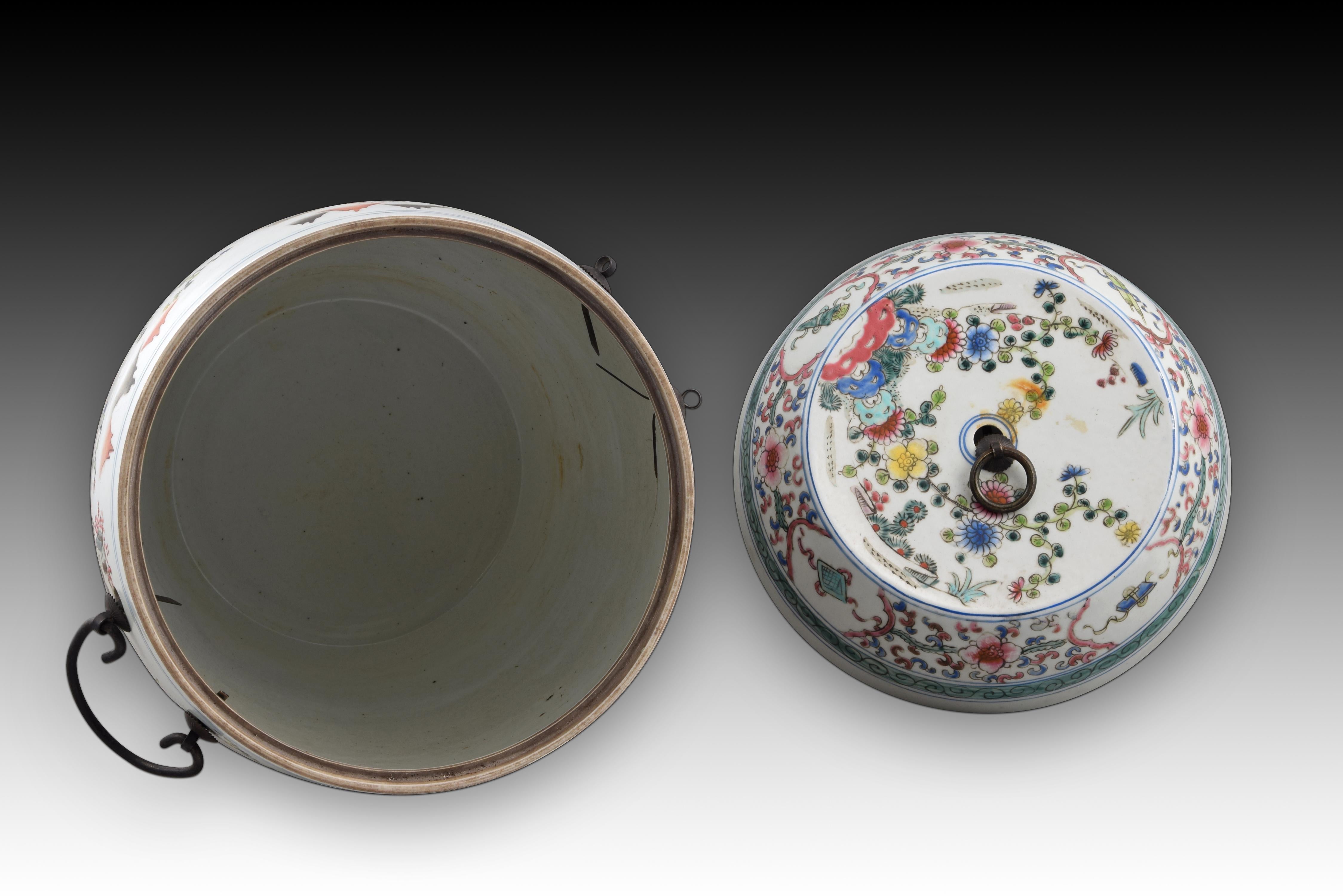 Eastern barrel-shaped container. Porcelain, metal. China 19th century. 2