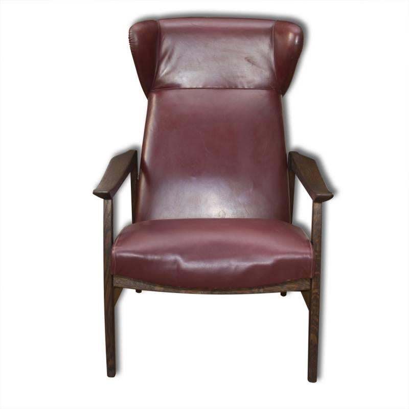 Ce fauteuil a été fabriqué dans l'ancienne Tchécoslovaquie par la société ÚLUV dans les années 1950. La société ÚLUV était l'une des entreprises les plus progressistes et expérimentales de la Tchécoslovaquie d'après-guerre, au début du régime
