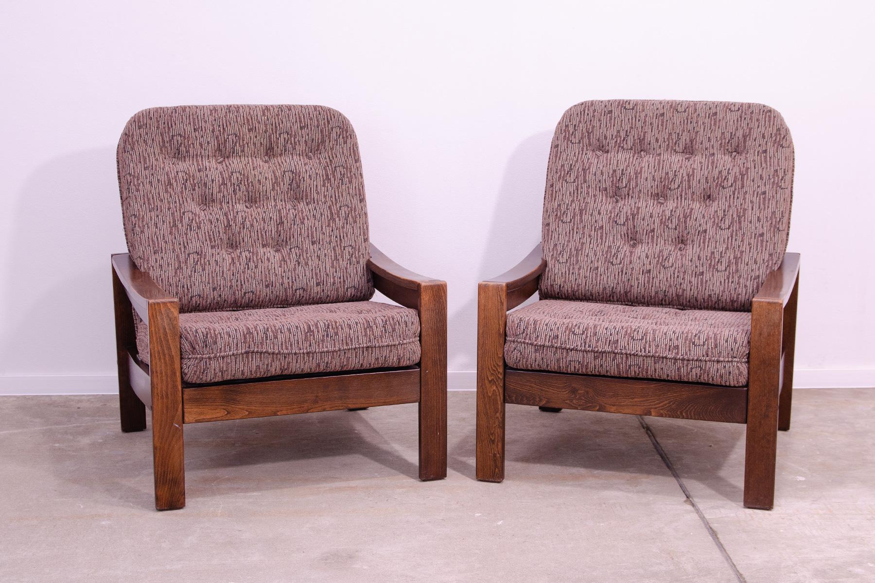 Diese Sessel wurden in der ehemaligen Tschechoslowakei in den 1980er Jahren hergestellt.
Die Stühle sind aus Buchenholz und die Kissen sind mit Stoff gepolstert.
Sie sind in einem sehr guten Vintage-Zustand ohne Beschädigungen und weisen leichte