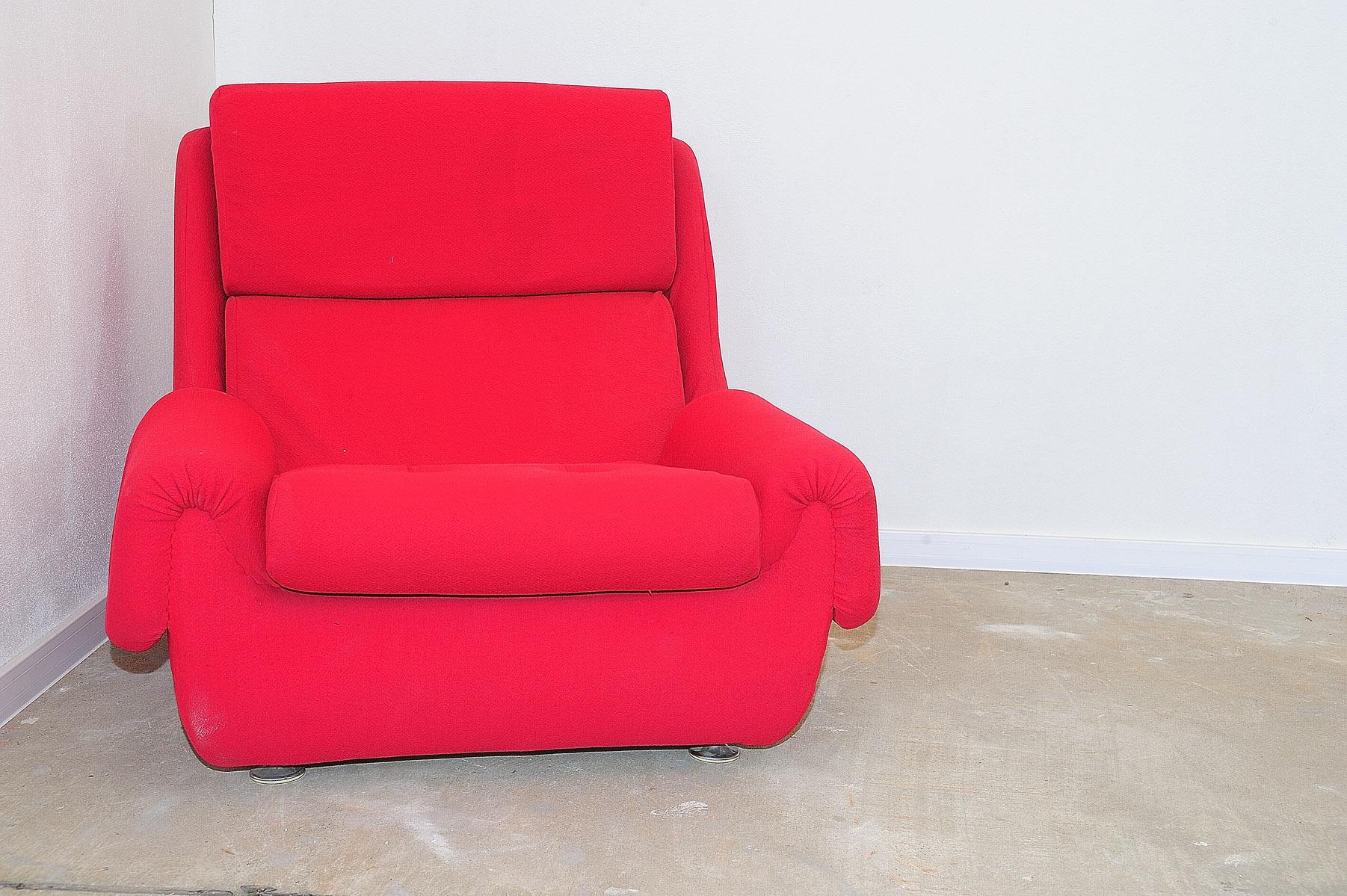 Ces fauteuils faisaient partie d'un ensemble de salon fabriqué par la société Jitona dans les années 1970.
Ils représentent un exemple typique du design de meubles des années 1970/1980 du XXe siècle dans l'ancienne Tchécoslovaquie.
Le mobilier est