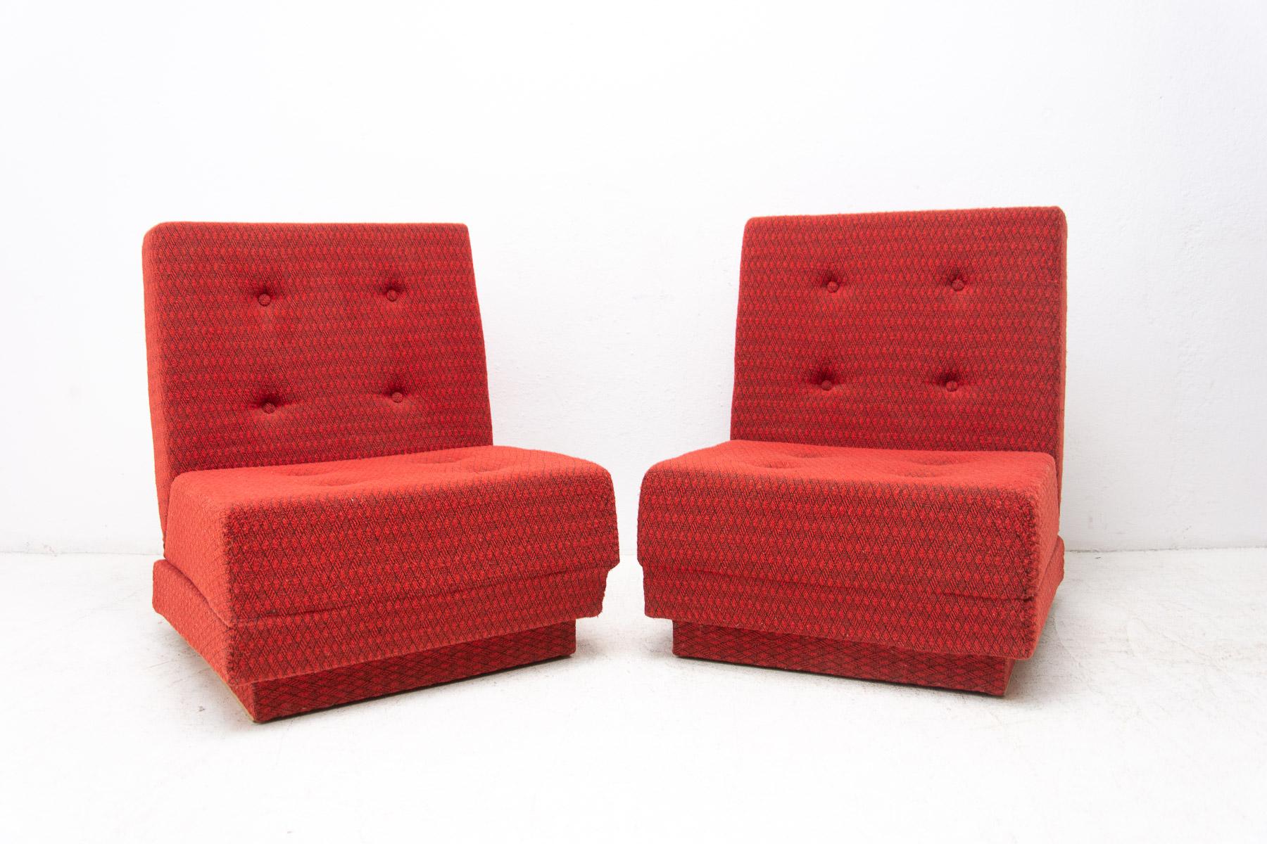 Ces jolis fauteuils pliants ont été produits dans les années 1980 par la société Drevotvar Pardubice sur le territoire de l'ancienne Tchécoslovaquie.
Les chaises sont entièrement rembourrées, faites de contreplaqué, de mousse et de tissu.
Il est