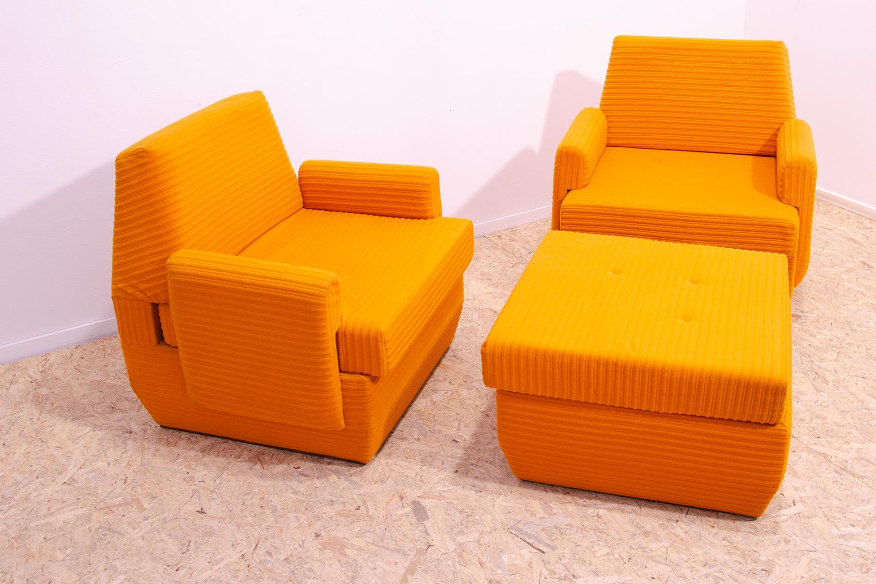 Cet ensemble faisait partie d'un ensemble de salon fabriqué par la société Jitona dans les années 1970. Il est composé de deux fauteuils et d'un pouf. Vous pouvez aussi tout simplement le transformer en lit.
Il représente un exemple typique du