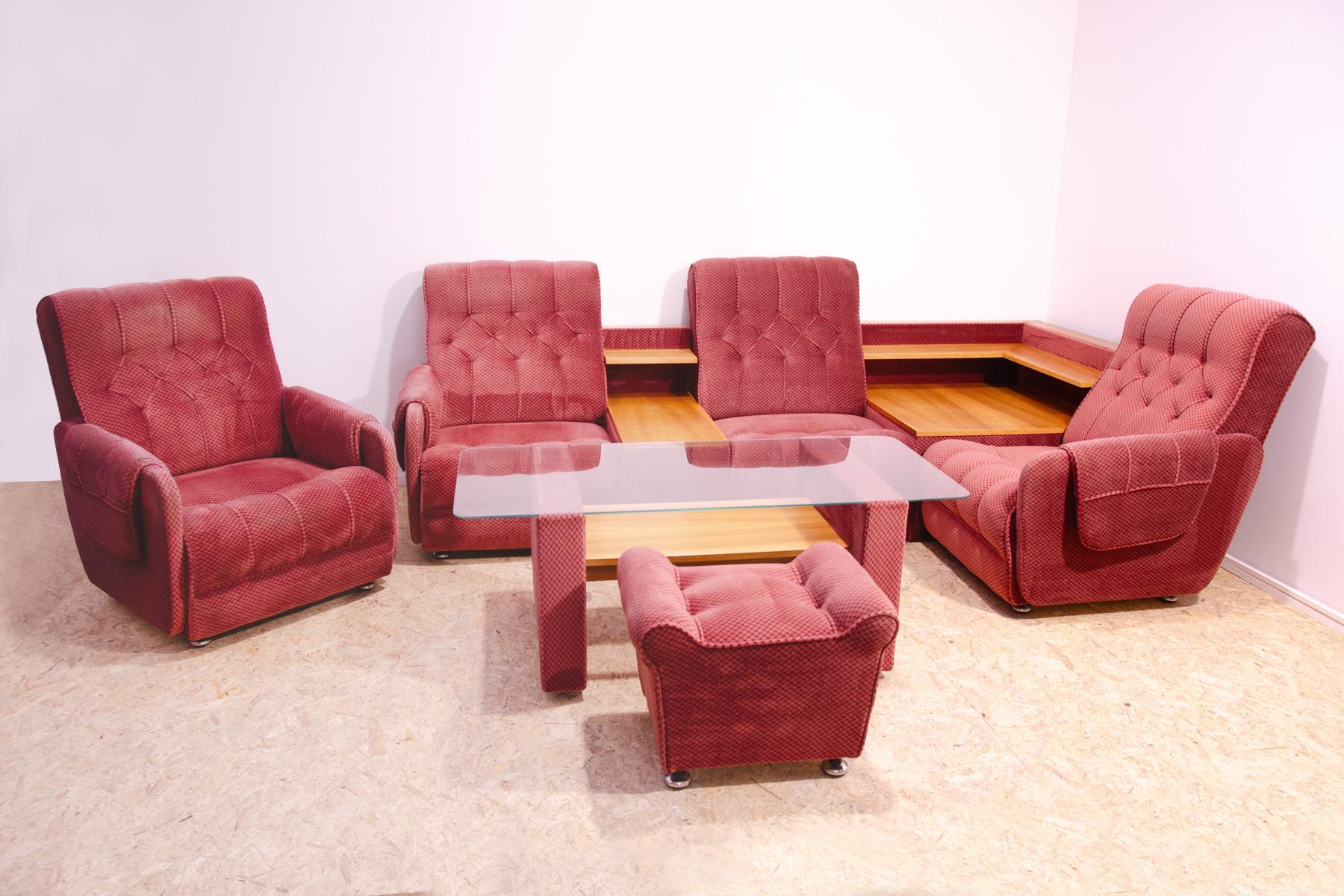 Cet ensemble de salon vintage est un exemple typique du Living Design des années 1970/1980 dans l'ancienne Tchécoslovaquie.

Le mobilier est très confortable.
Il se compose de quatre fauteuils reliés entre eux, d'un côté en bois qui sert de table