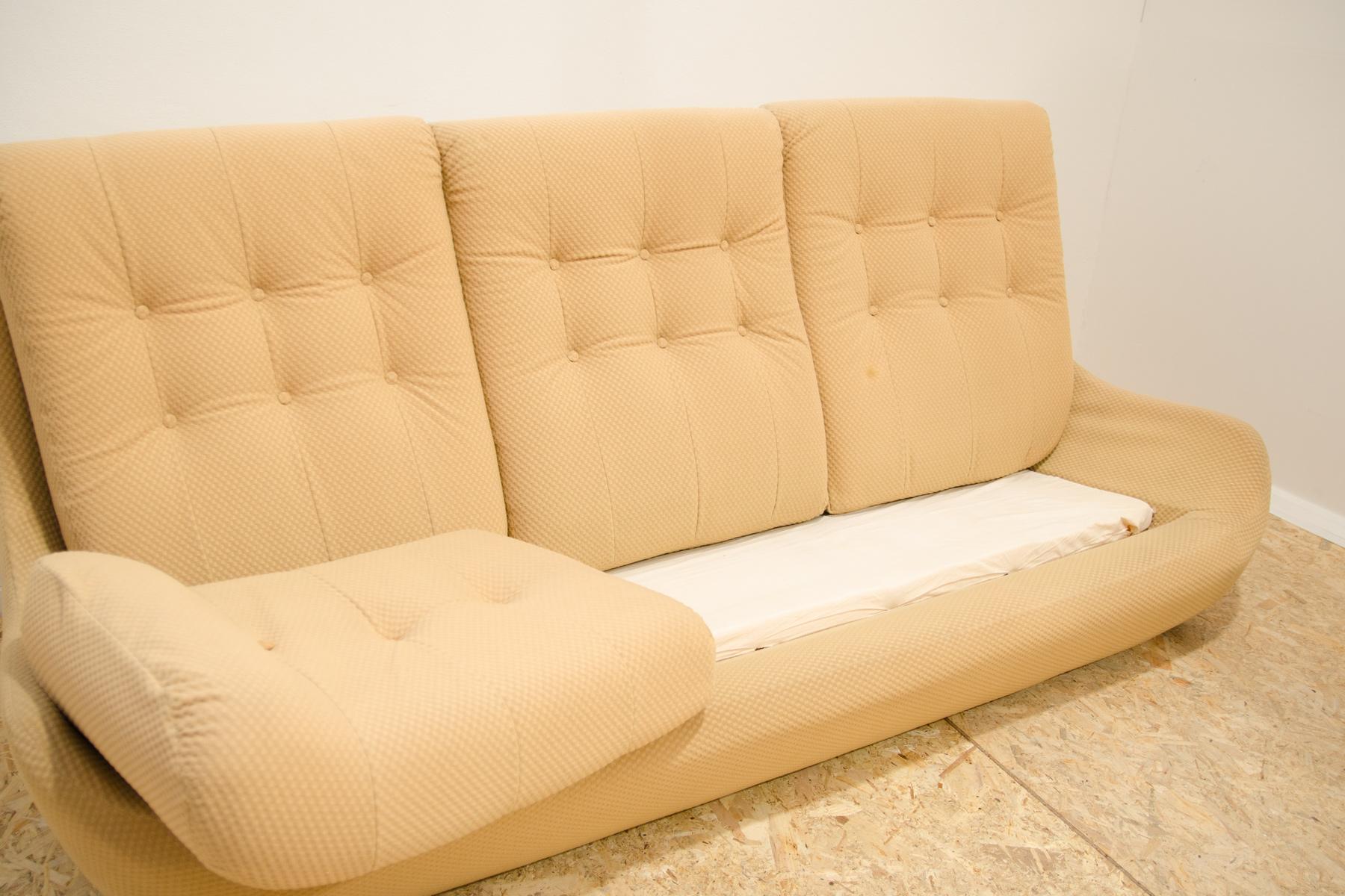 Eastern bloc Vintage sofa by Jitona, Czechoslovakia, 1970´s For Sale 8
