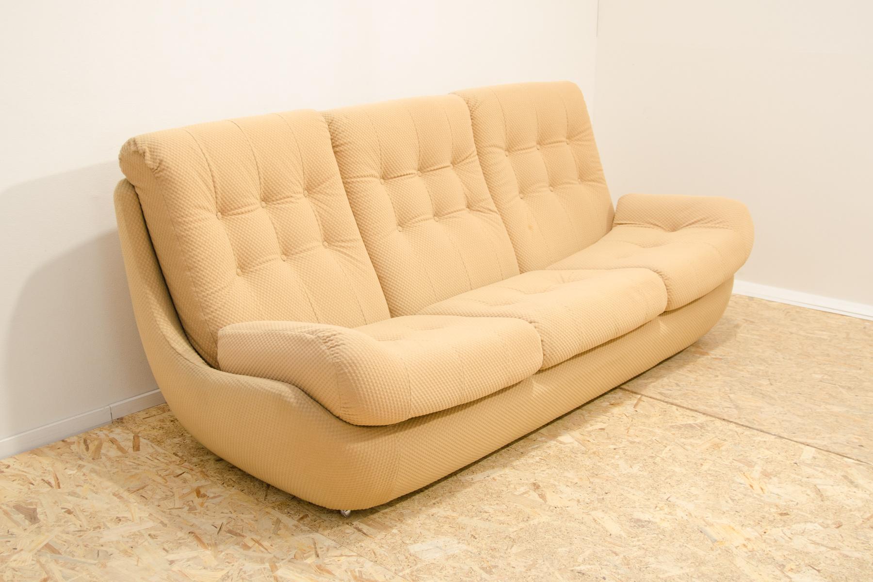 Ostblock Vintage Sofa von Jitona, Tschechoslowakei, 1970er Jahre (Moderne der Mitte des Jahrhunderts) im Angebot