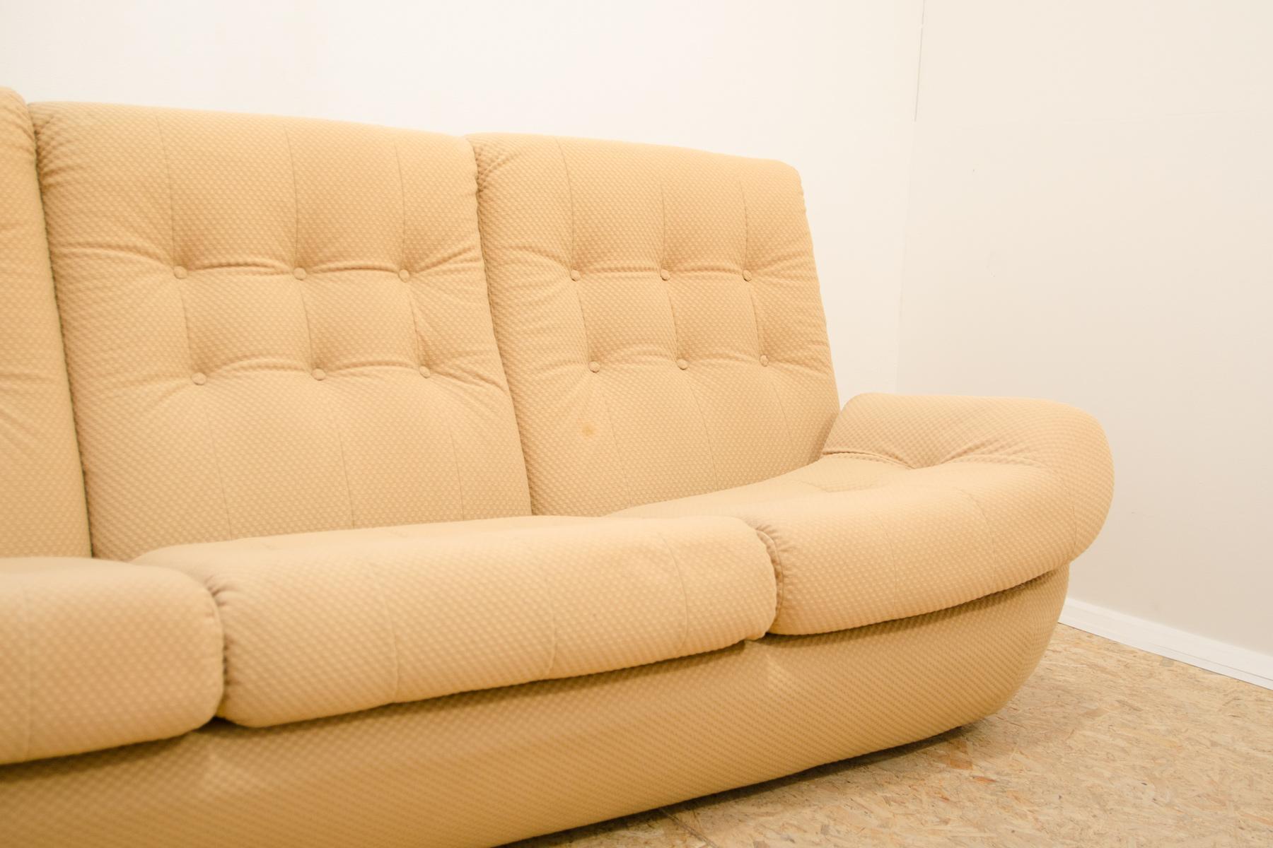 Eastern bloc Vintage sofa by Jitona, Czechoslovakia, 1970´s For Sale 2