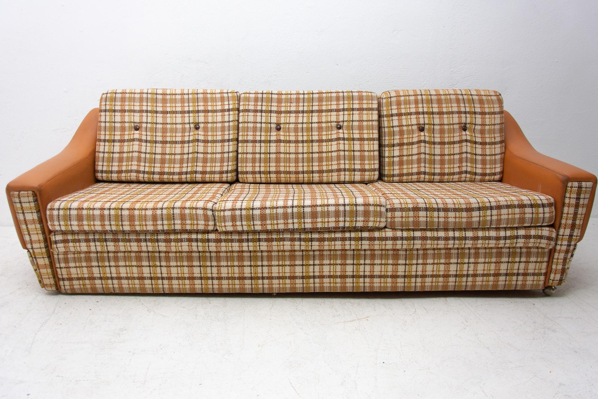 Ce canapé sur roulettes est un exemple typique du design des meubles des années 1980 dans l'ancienne Tchécoslovaquie. Il a été fabriqué par Jitona et ce type de meuble était l'un des plus recherchés en Tchécoslovaquie et l'un des rares à être