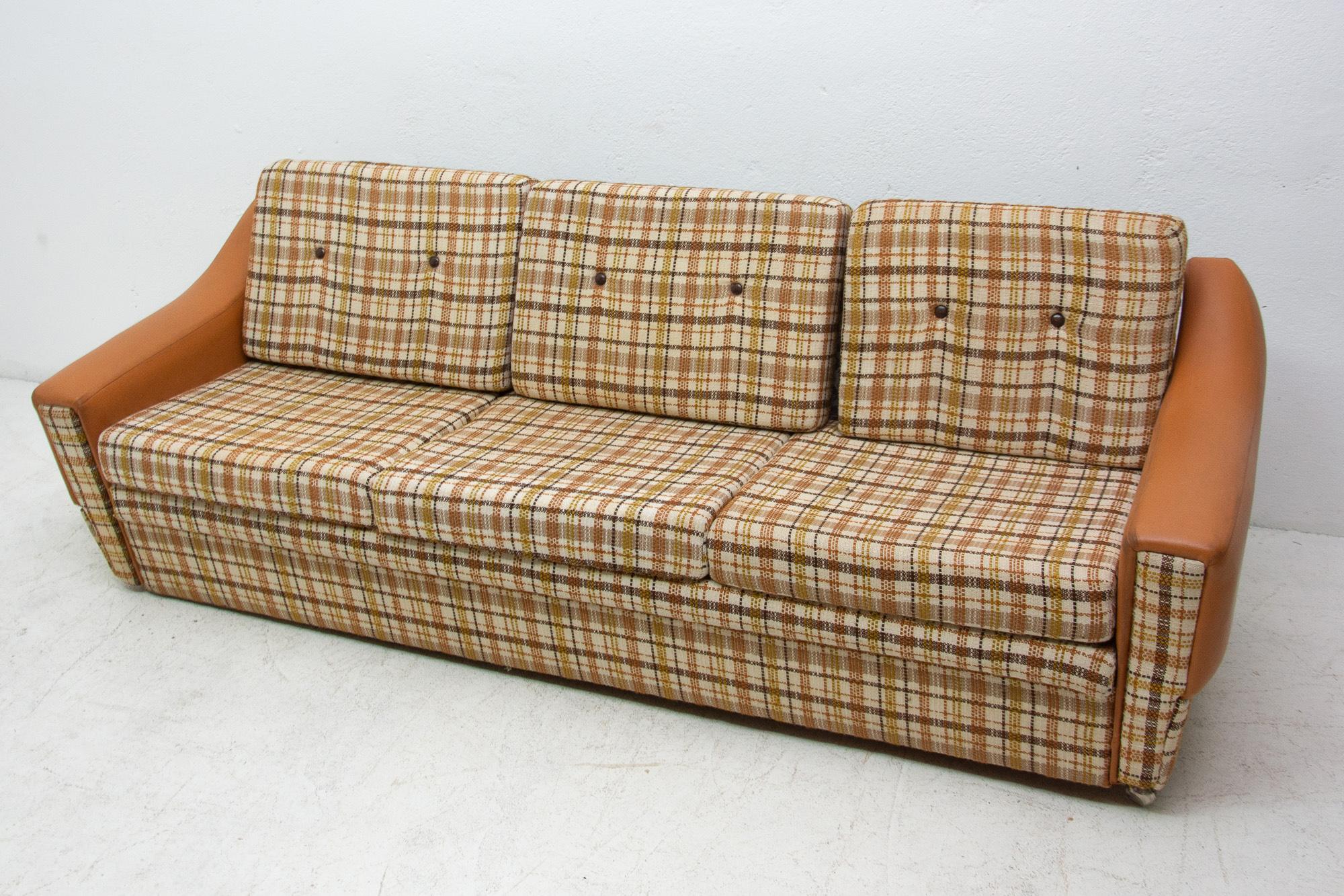 Tchèque Canapé vintage du Bloc oriental, Tchécoslovaquie, années 1980 en vente