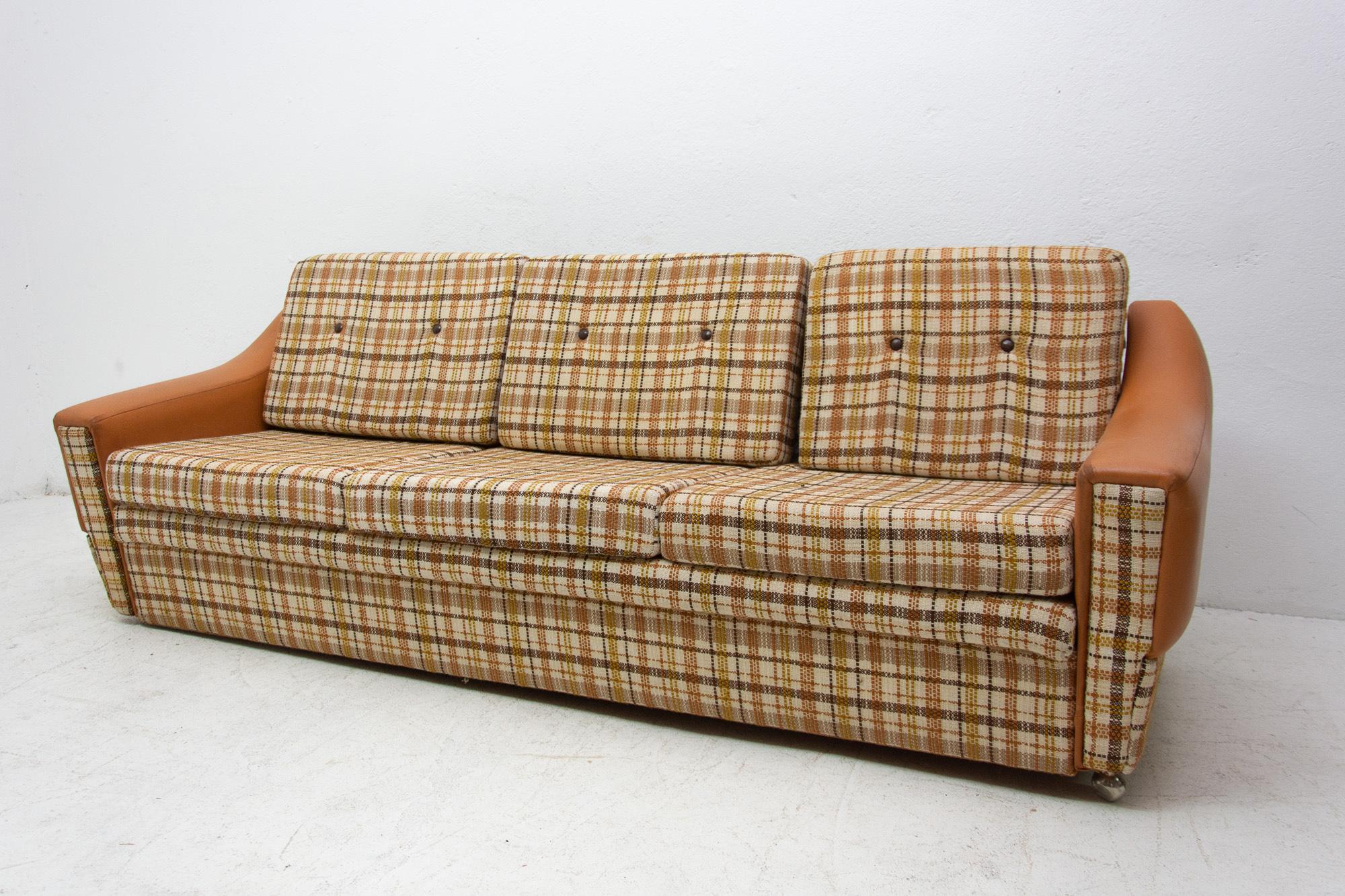 Canapé vintage du Bloc oriental, Tchécoslovaquie, années 1980 Bon état - En vente à Prague 8, CZ