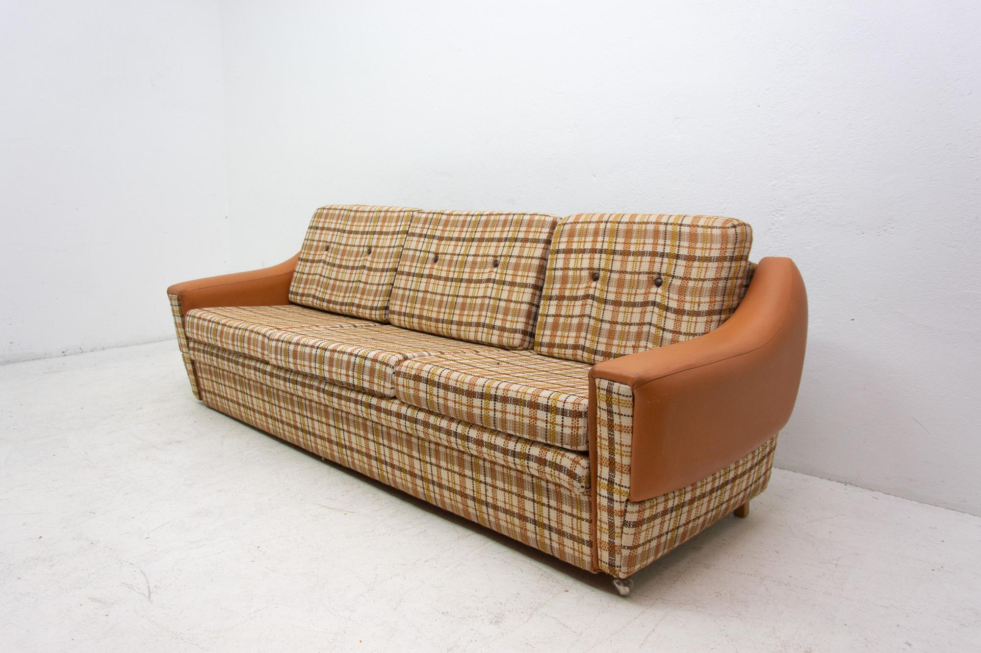 Tissu Canapé vintage du Bloc oriental, Tchécoslovaquie, années 1980 en vente