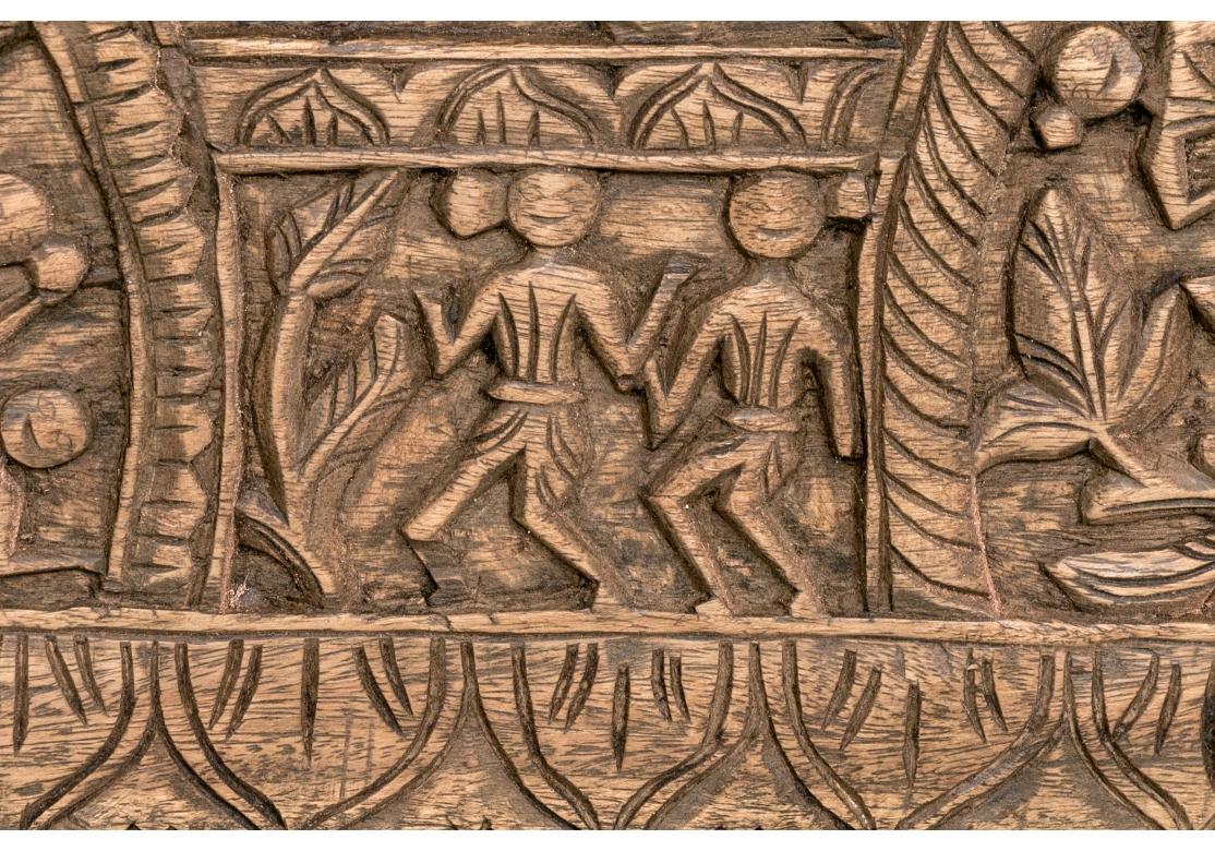 Placca orientale intagliata con figure di genere in vendita 4