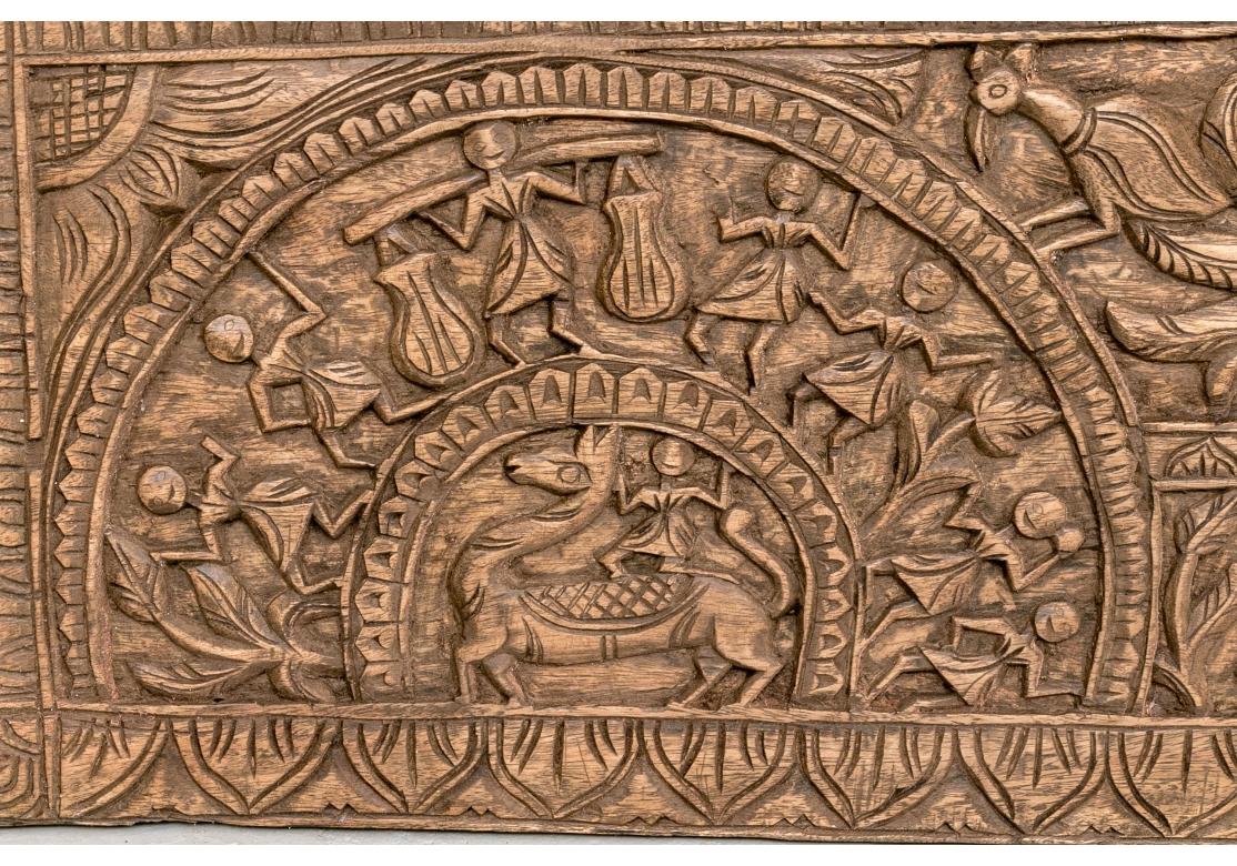 Placca orientale intagliata con figure di genere in vendita 6