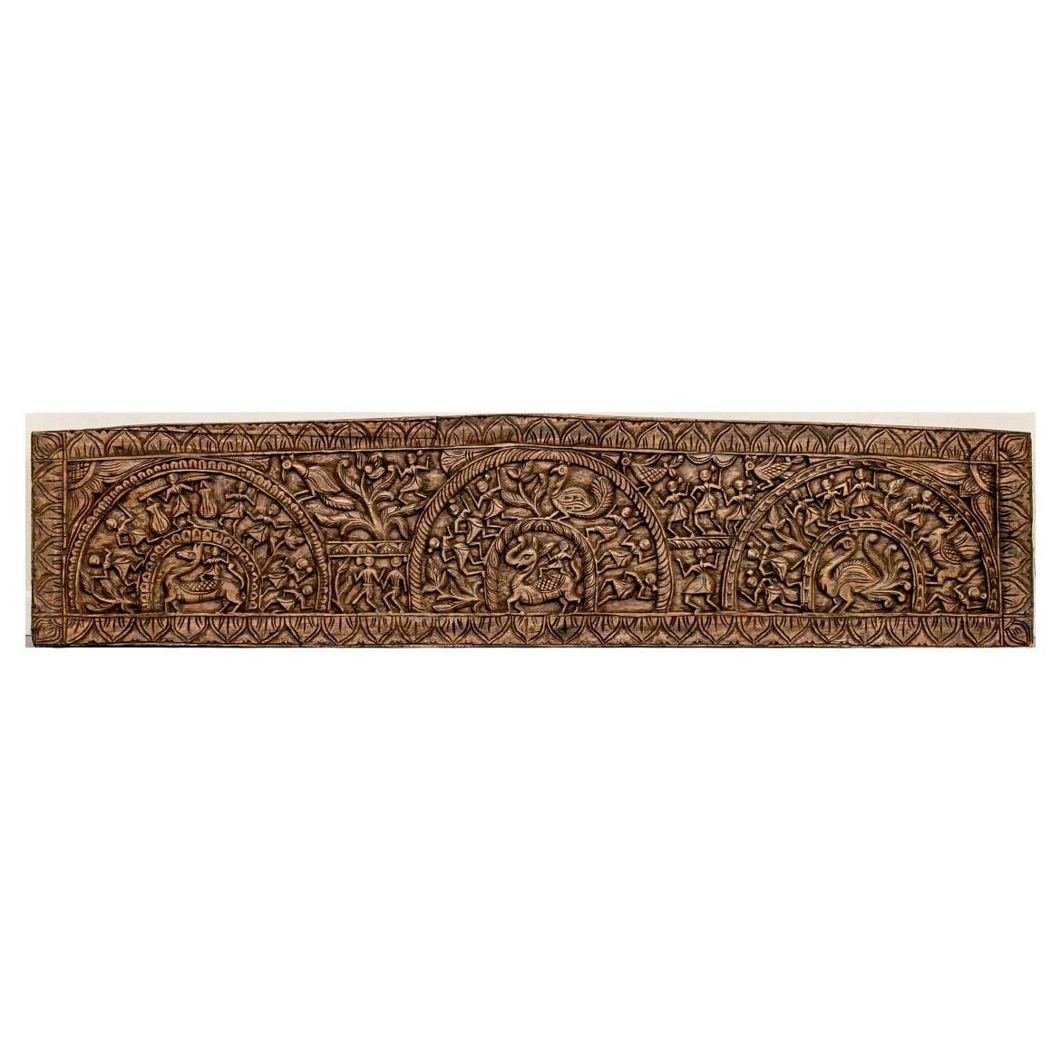 Plaque sculptée d'Est avec des figures de genre
