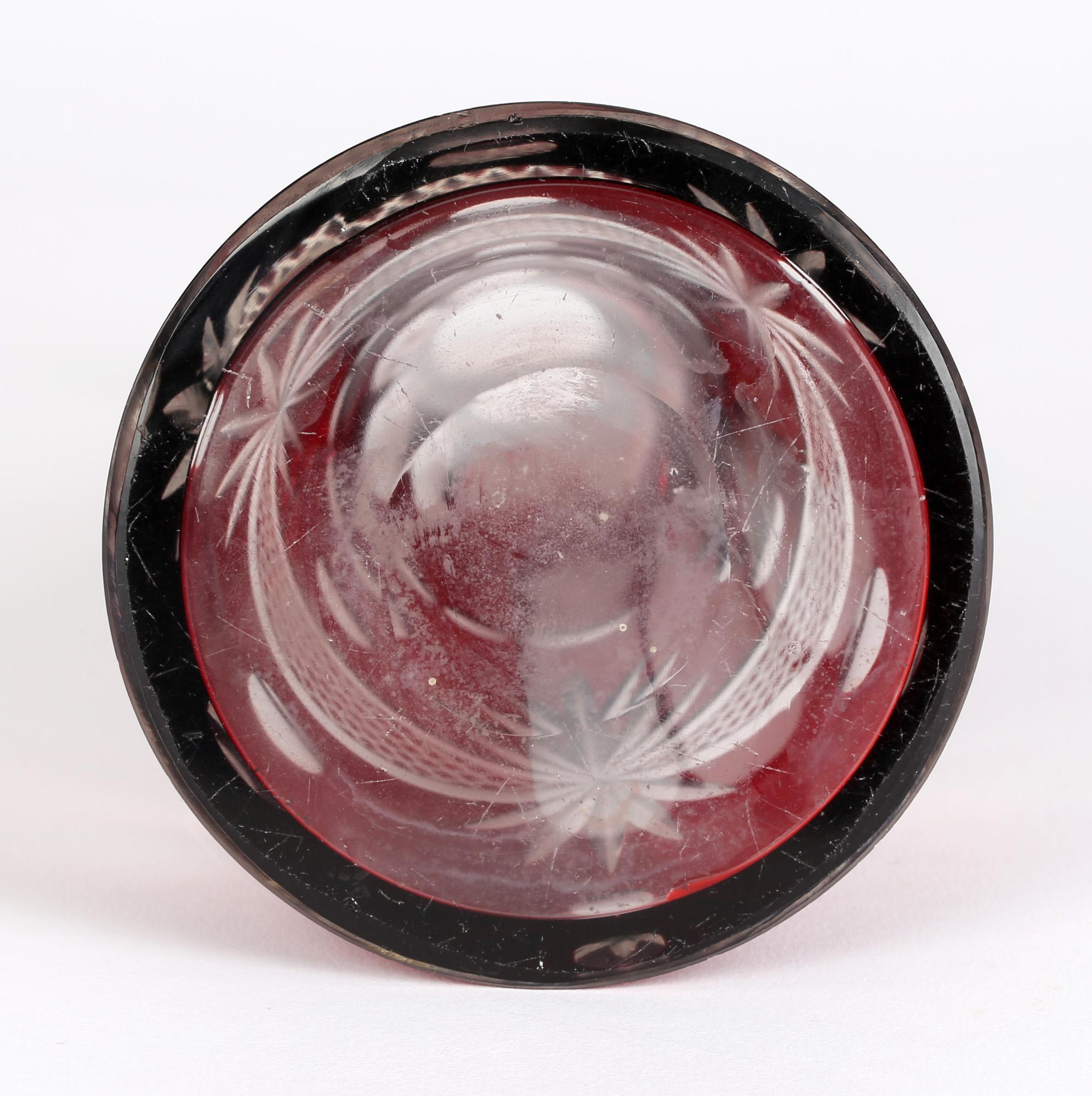 Pichet Art Déco d'Europe de l'Est en verre taillé recouvert de rouge en vente 2
