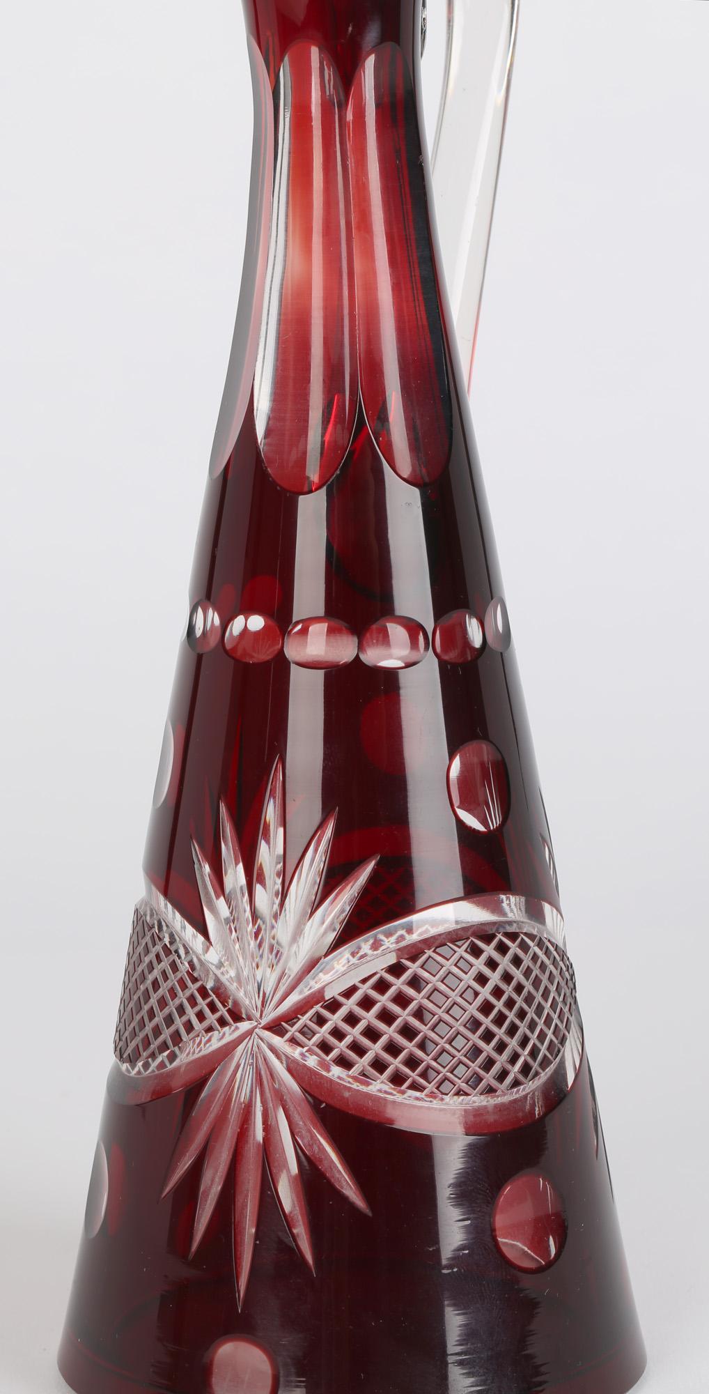 Pichet Art Déco d'Europe de l'Est en verre taillé recouvert de rouge en vente 10