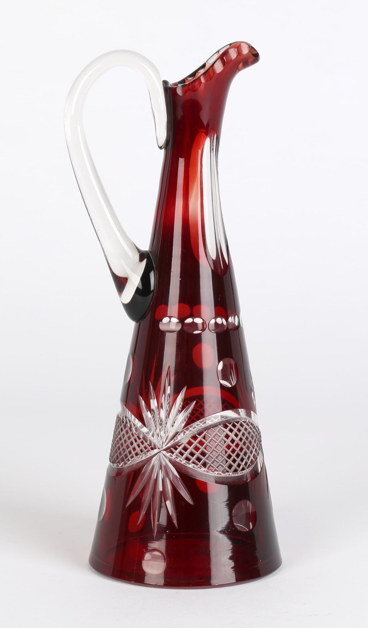 Verre taillé Pichet Art Déco d'Europe de l'Est en verre taillé recouvert de rouge en vente