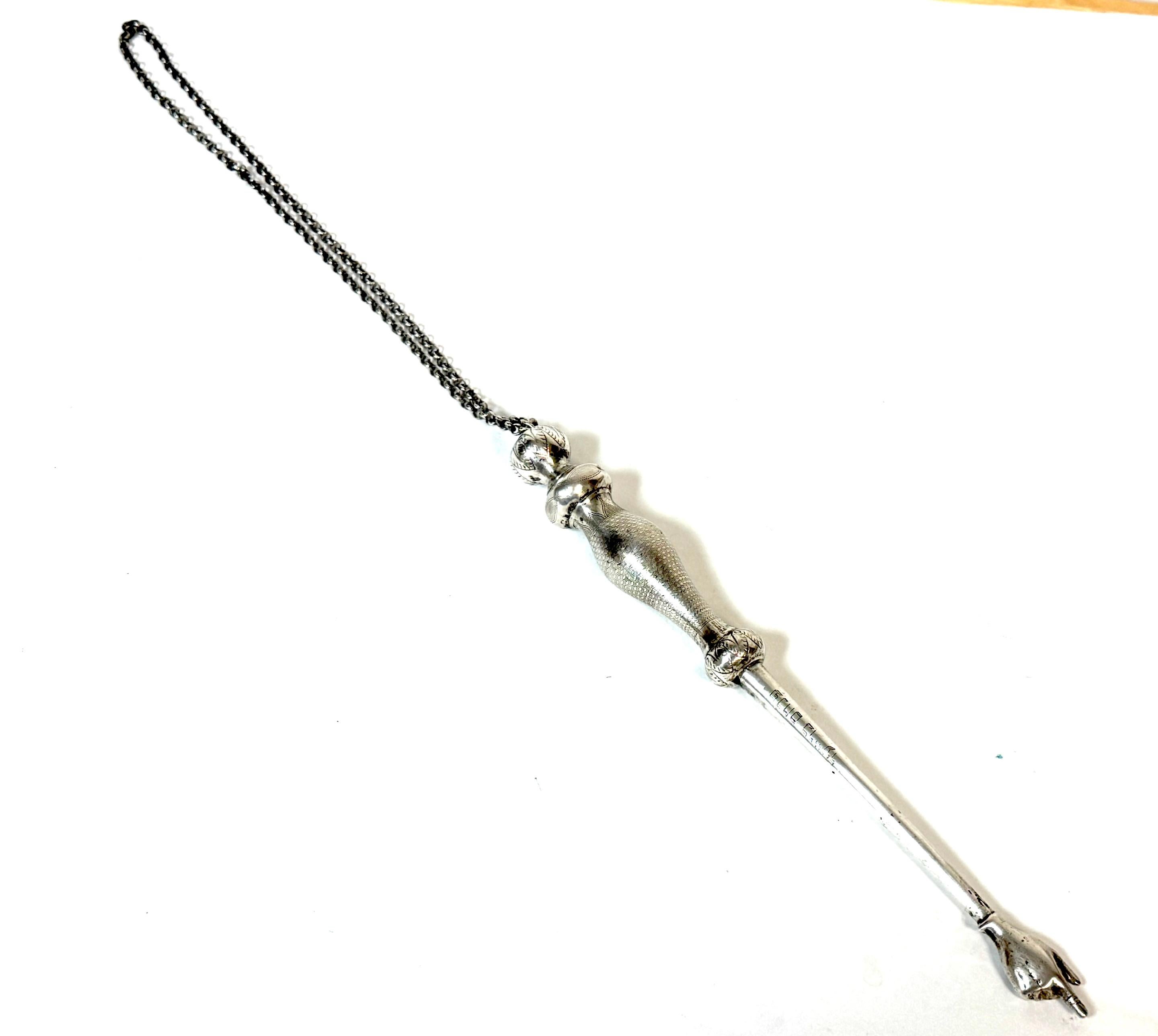 Antico puntatore della Torah (Yad) in argento dell'Europa orientale con iscrizione in ebraico, 1880-1920 ca.

Un elegante e finemente inciso puntatore della Torah (Yad) in argento, probabilmente realizzato in Europa orientale (Russia o Polonia),