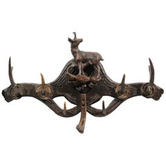 Appendiabiti orientale francese del XIX secolo in legno di noce con camoscio intagliato e il suo piccolo