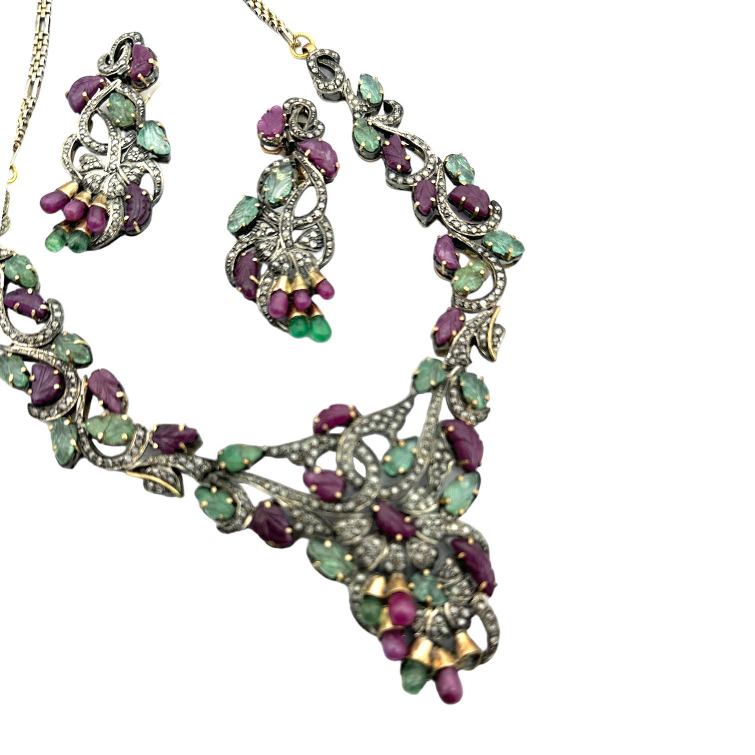 Eastern Inspired Rubin & Smaragd Beryll Blattmotiv Halskette Ohrringe Set im Zustand „Gut“ im Angebot in Laguna Hills, CA