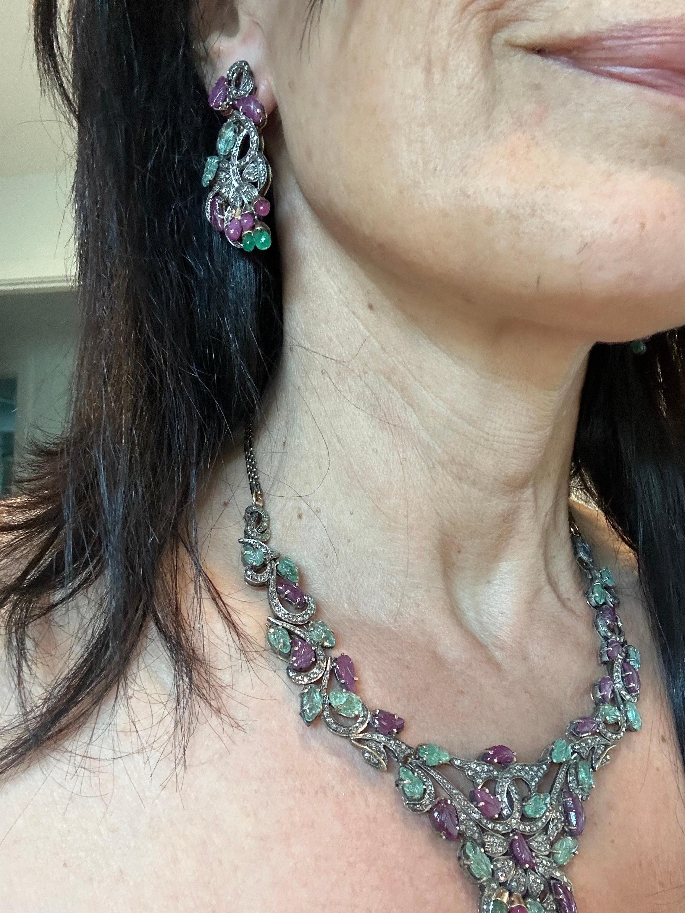 Eastern Inspired Rubin & Smaragd Beryll Blattmotiv Halskette Ohrringe Set für Damen oder Herren im Angebot