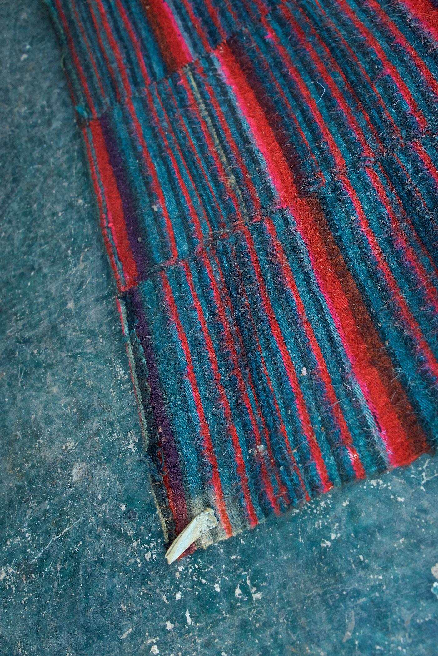 Osteuropäisches lebhaftes Patchwork-Kelim-Wandbehang mit geometrischem Muster und Flachgewebe (Handgefertigt) im Angebot