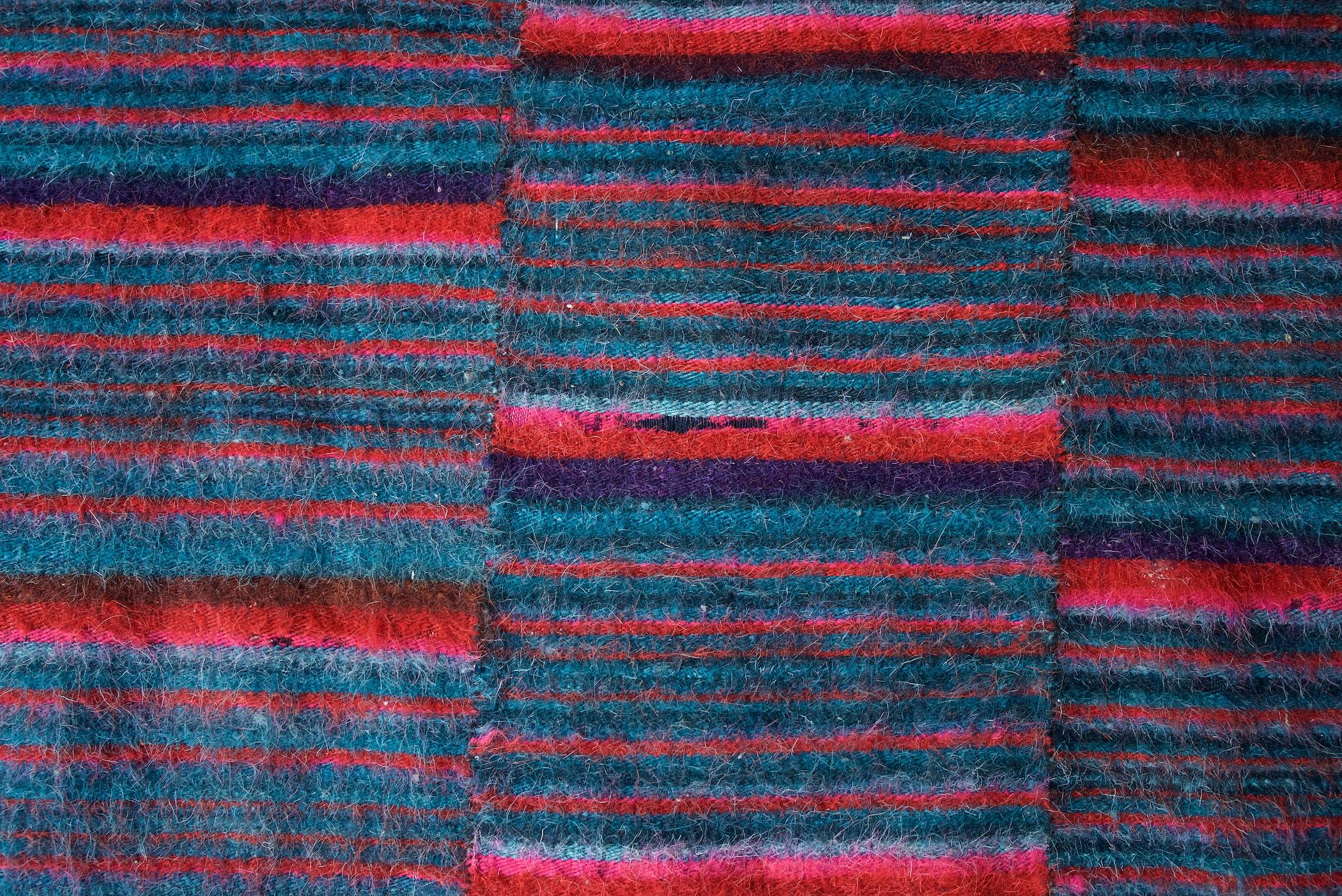 Osteuropäisches lebhaftes Patchwork-Kelim-Wandbehang mit geometrischem Muster und Flachgewebe (Wolle) im Angebot