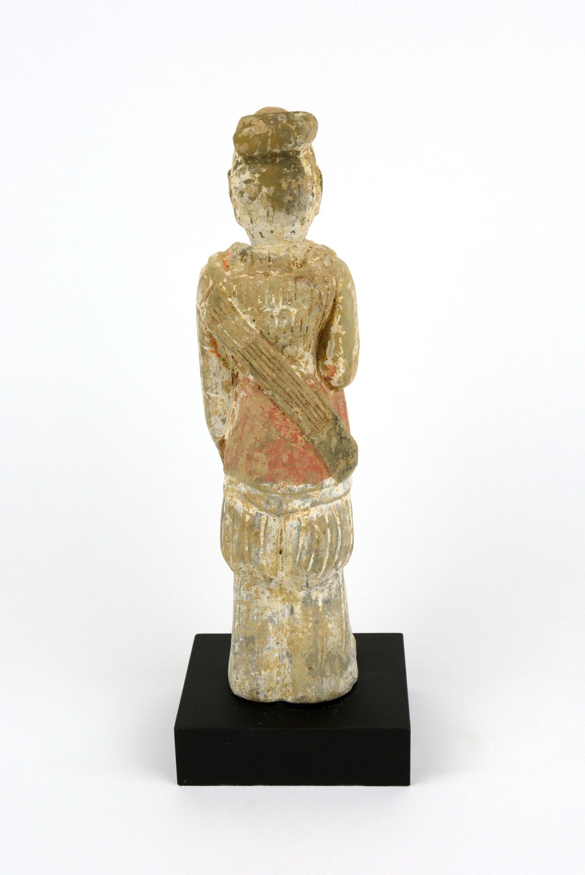  	
Soldat de l'Est Wei	9.5h

Figure de soldat non vernissée.  Cette figurine est posée sur un socle qui mesure 1h x 3.25d x 3.75w (pouces).
Poterie rouge	Origine : Hebei	Période : 534 - 549

