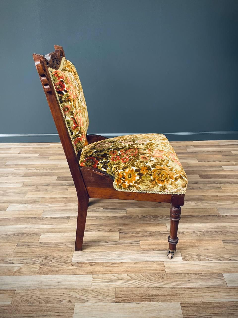 Eastlake American Antique geschnitzt Nussbaum Side Chair (amerikanisch) im Angebot