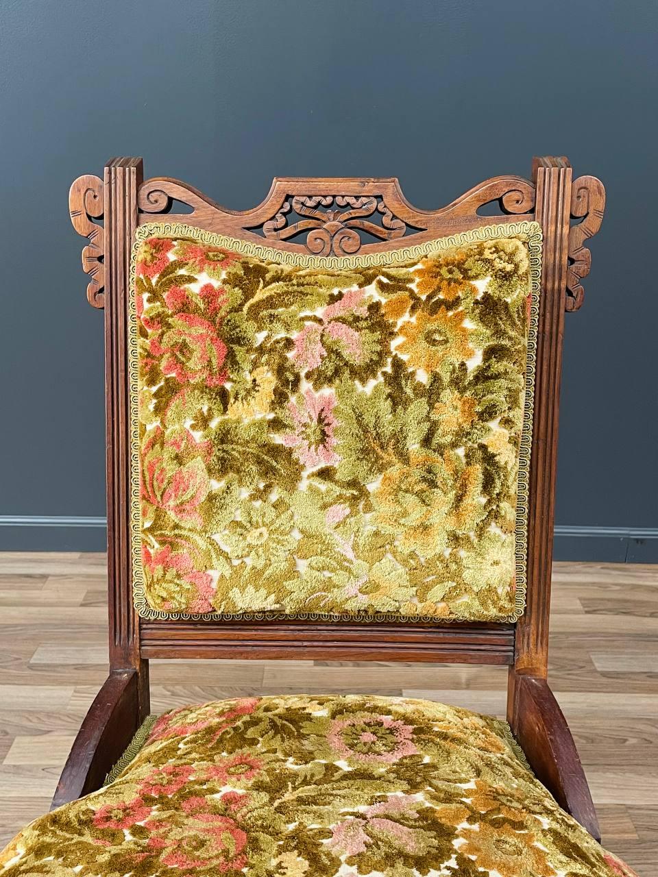 Eastlake American Antique geschnitzt Nussbaum Side Chair (Mitte des 20. Jahrhunderts) im Angebot