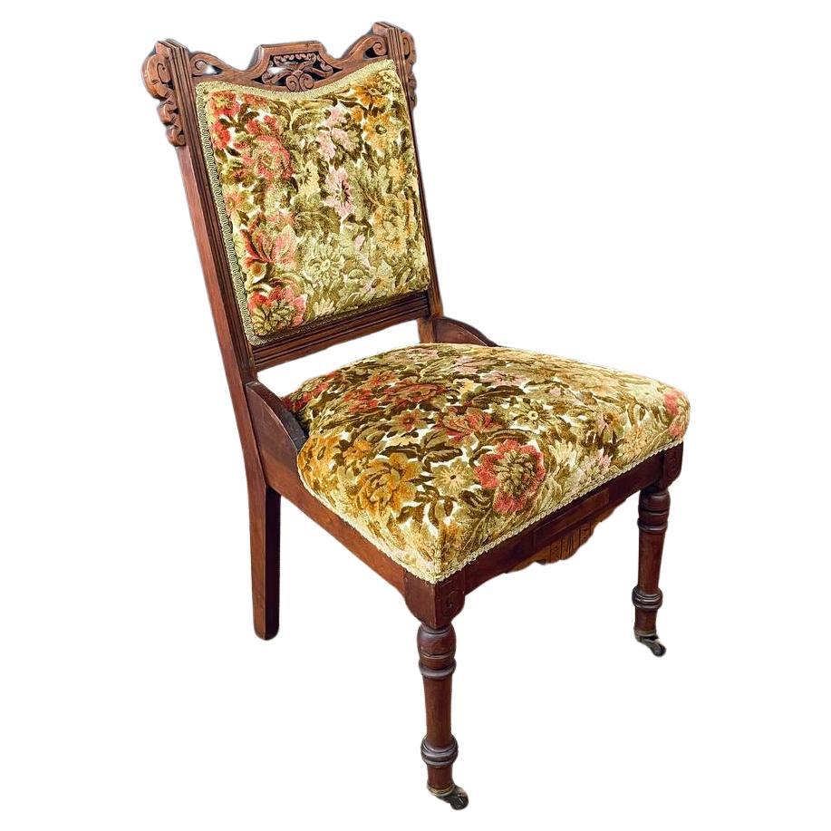 Eastlake American Antique geschnitzt Nussbaum Side Chair im Angebot