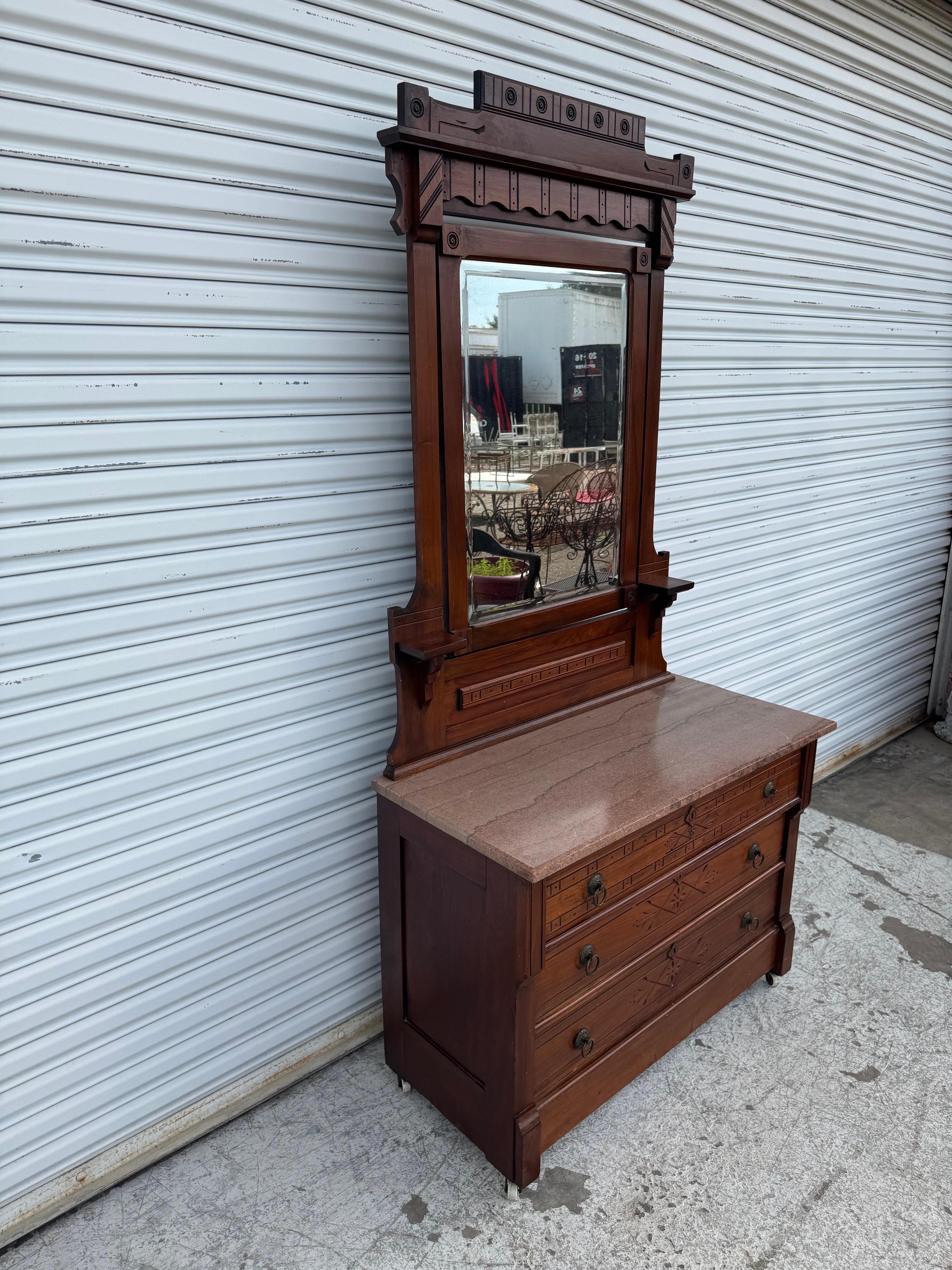 20ième siècle Commode Eastlake avec miroir en vente