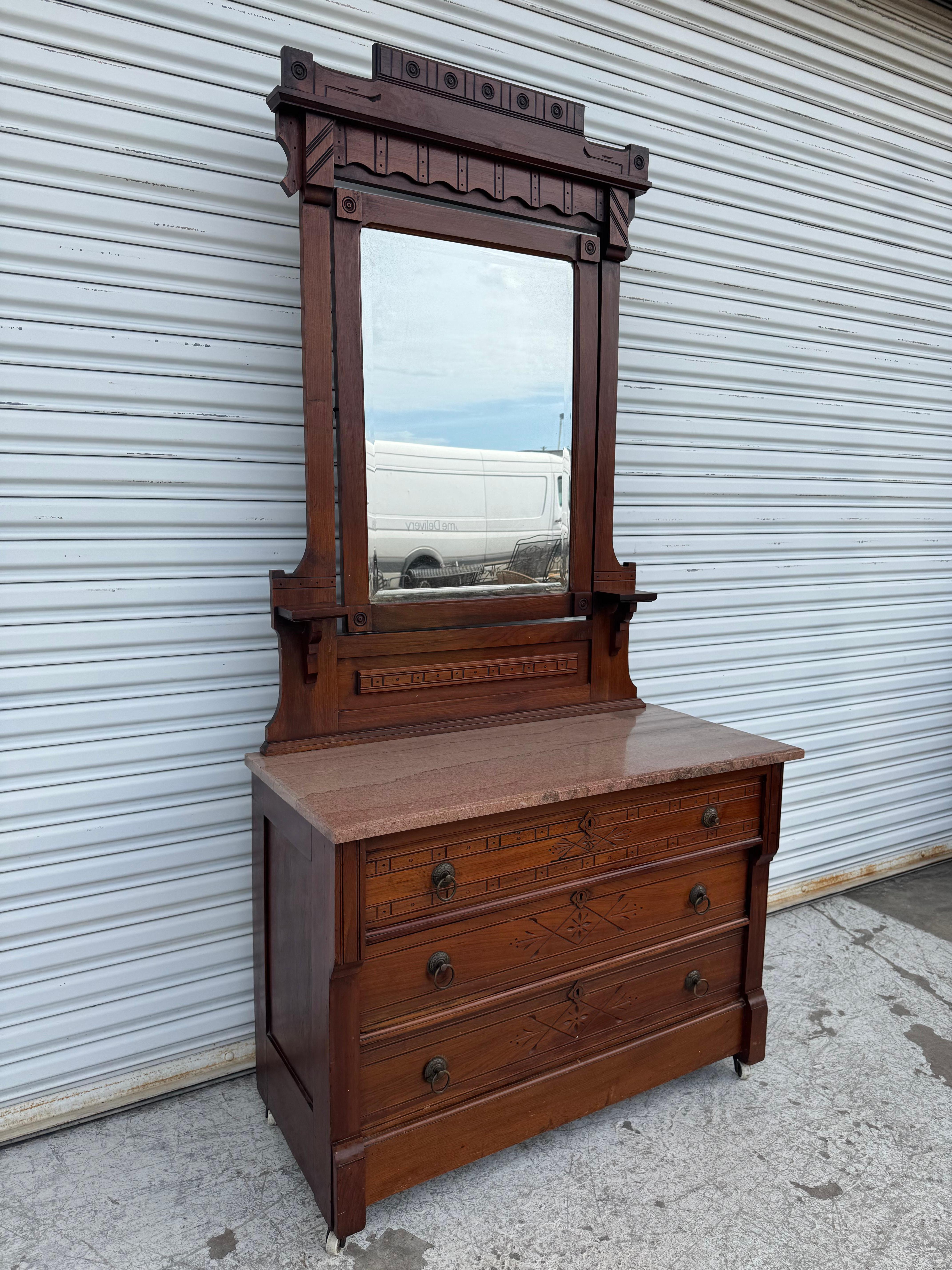 Bois Commode Eastlake avec miroir en vente