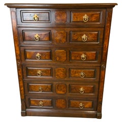 Commode Eastlake en noyer à côté de la serrure