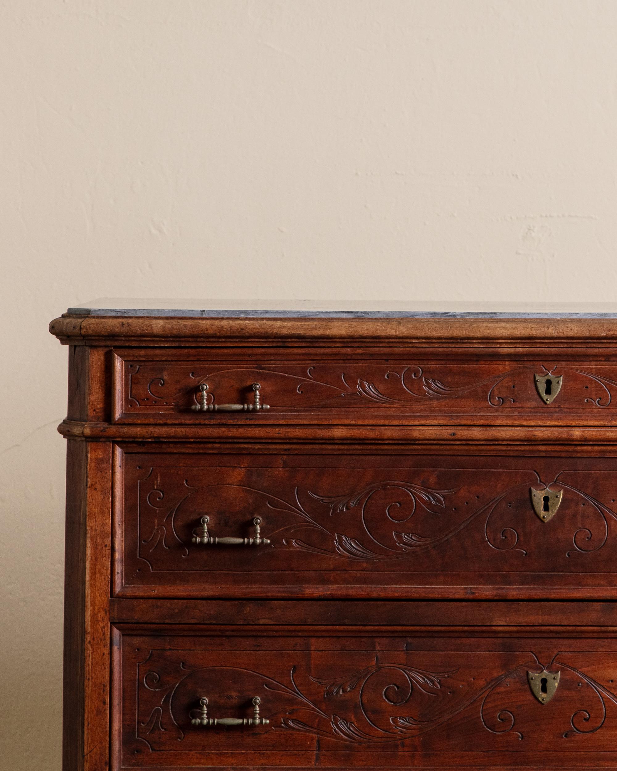 Cette commode Eastlake du 19e siècle dégage un charme intemporel et un savoir-faire durable. Surmonté d'une belle plaque de marbre gris aux angles arrondis, il allie élégance et durabilité. Le cadre en noyer massif est richement patiné, affichant