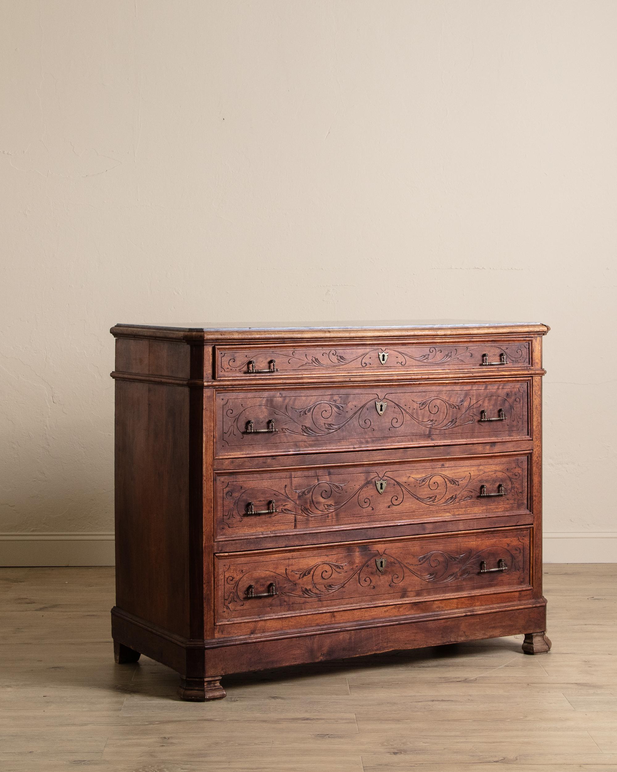 Sculpté à la main Commode à 4 tiroirs à dessus en marbre Eastlake, 19e siècle en vente