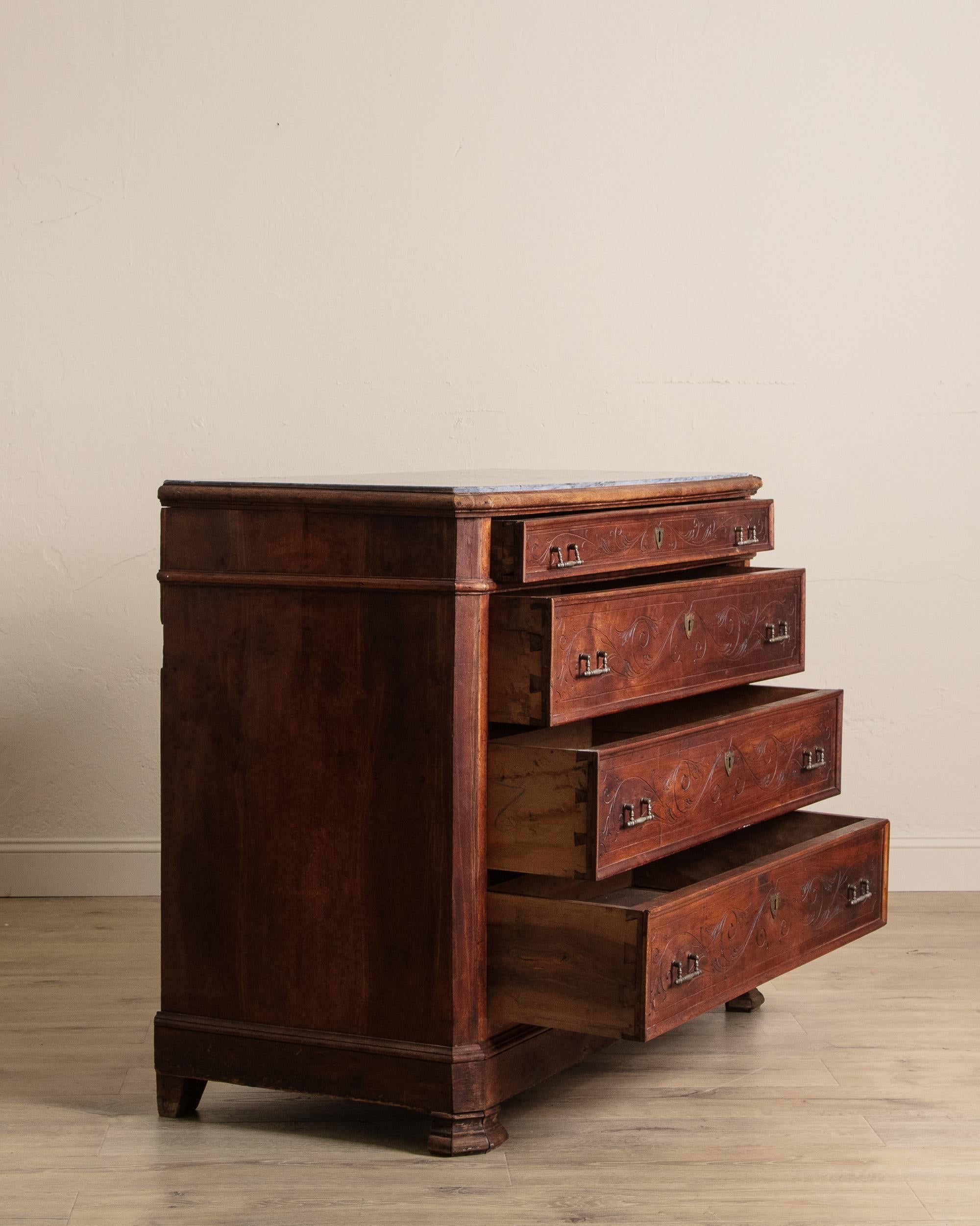 Commode à 4 tiroirs à dessus en marbre Eastlake, 19e siècle Bon état - En vente à Los Angeles, CA