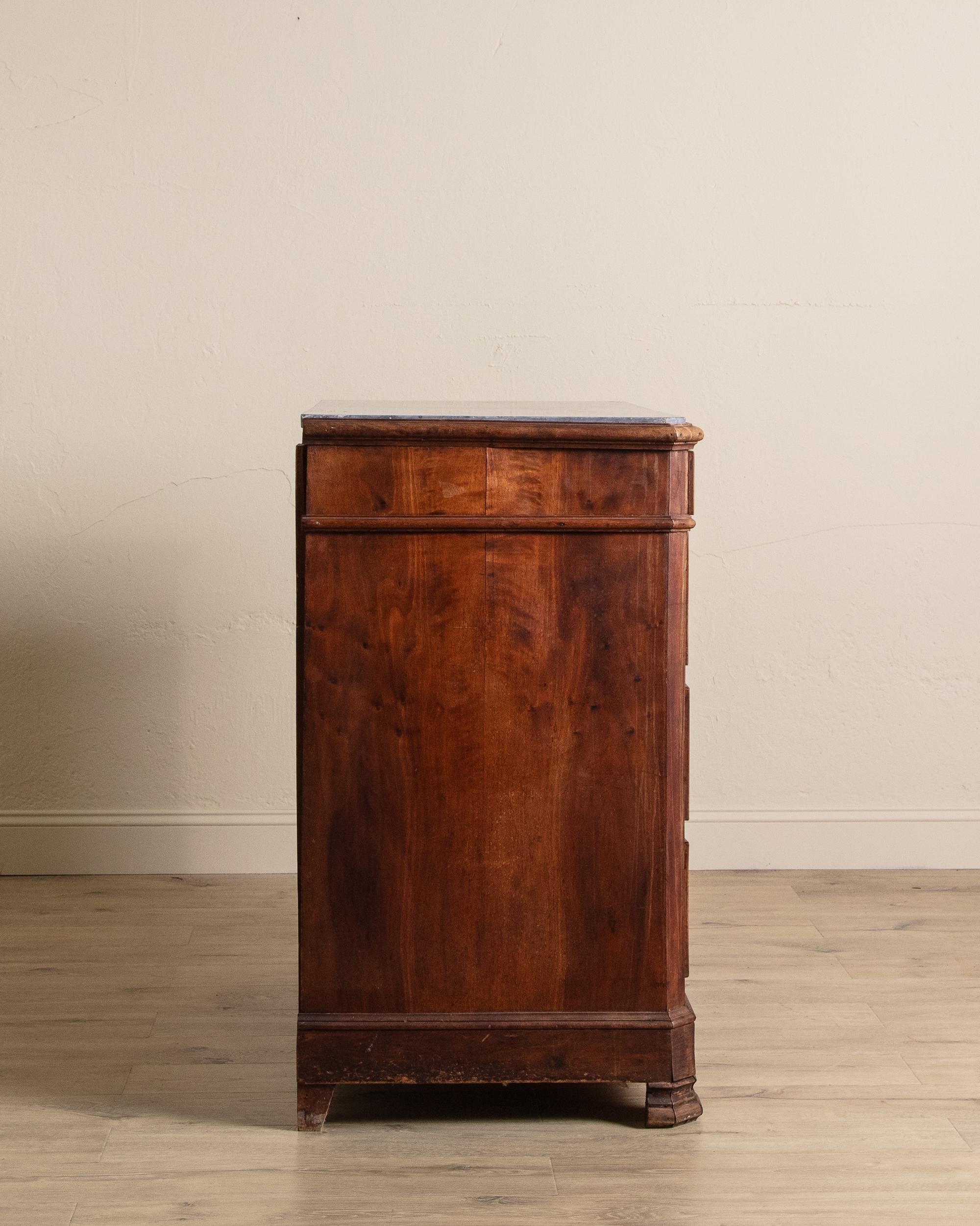 XIXe siècle Commode à 4 tiroirs à dessus en marbre Eastlake, 19e siècle en vente