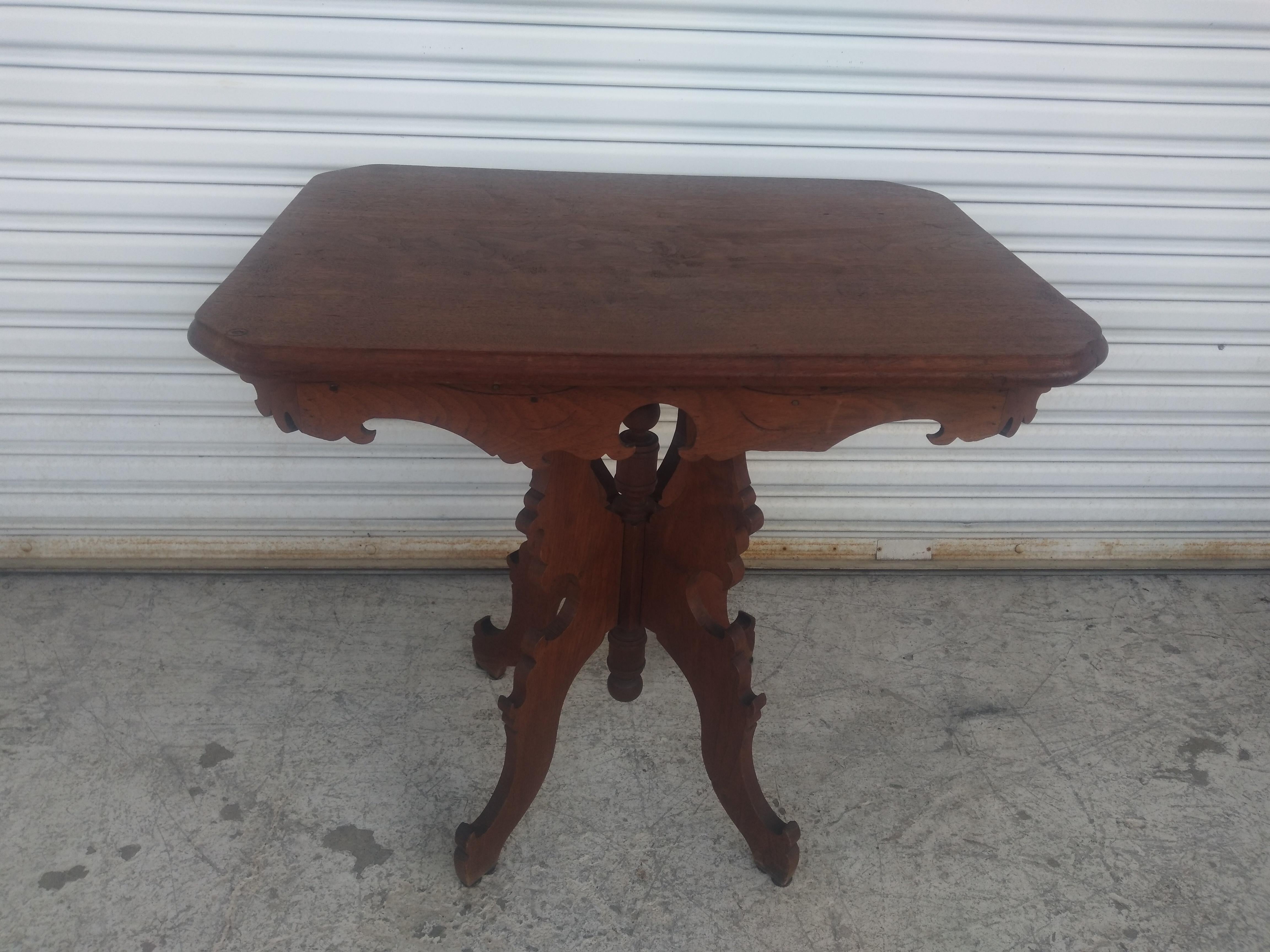 Il s'agit d'une table d'époque Eastlake. Il est fabriqué en noyer avec des sculptures détaillées sur la jupe et les pieds. Conserve sa finition d'origine.