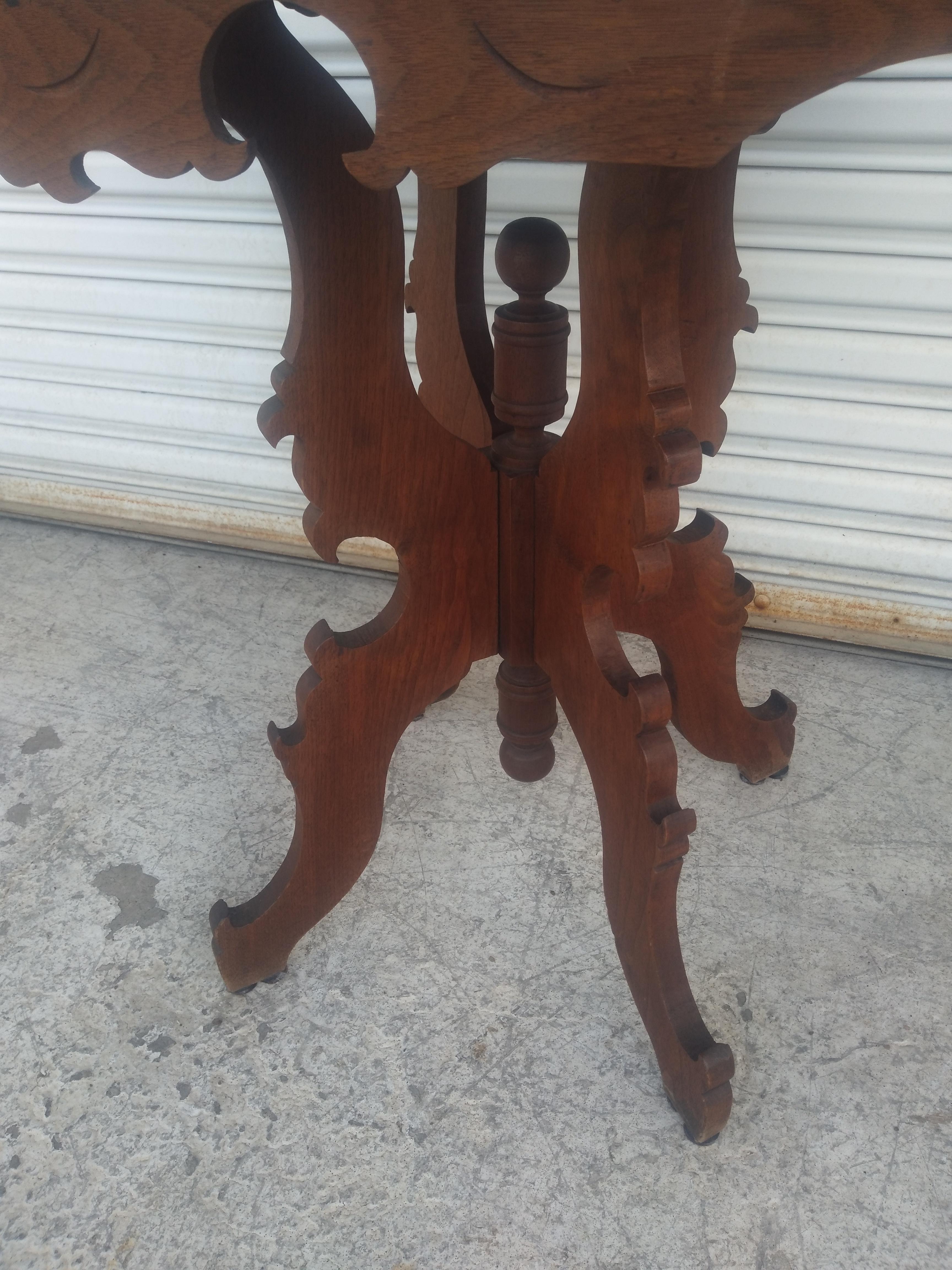 Fin du XIXe siècle Table d'appoint Eastlake à piédestal en vente