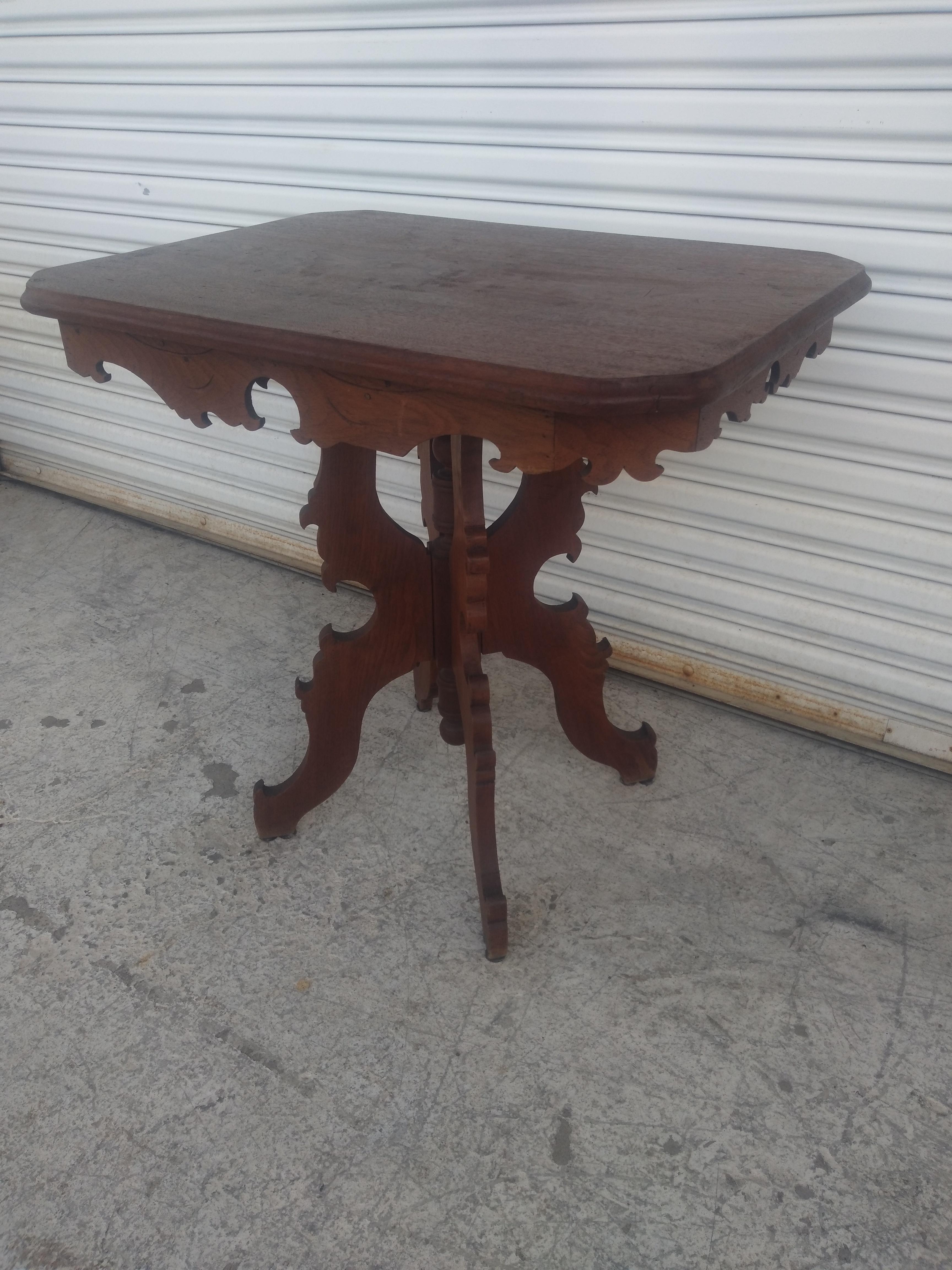 Noyer Table d'appoint Eastlake à piédestal en vente