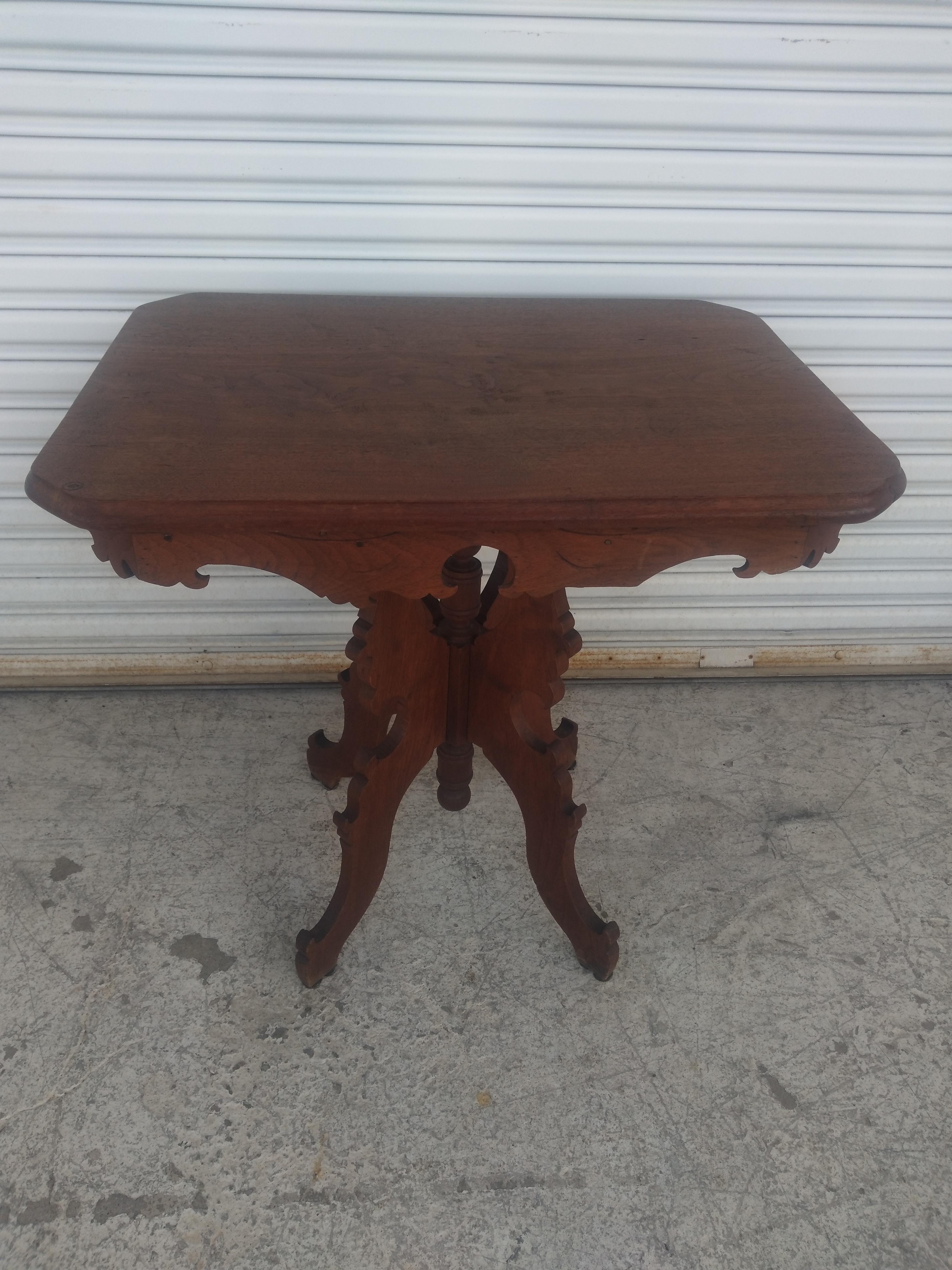 Table d'appoint Eastlake à piédestal en vente 1