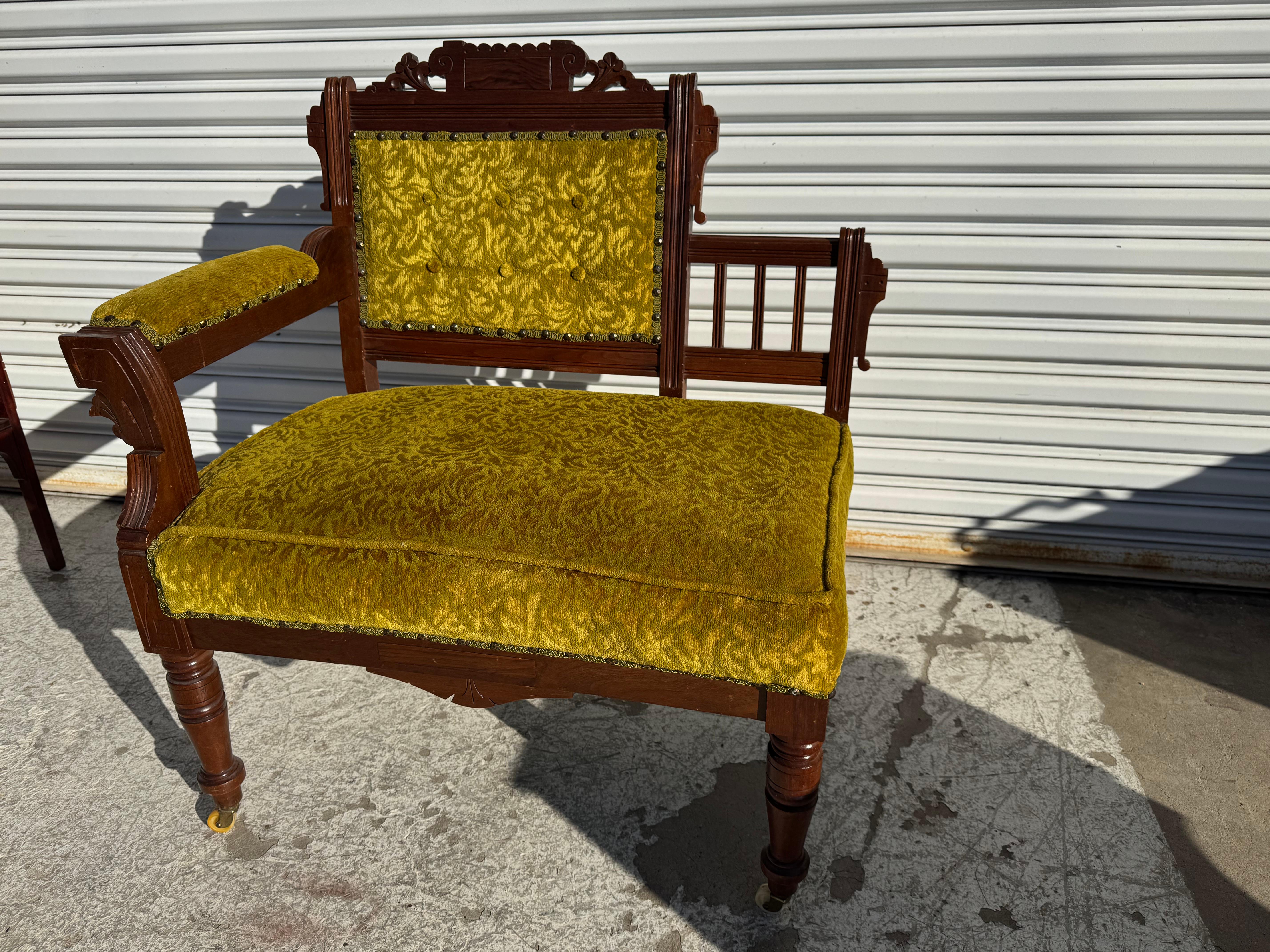 Americano Sedia Gossip Eastlake d'epoca in noce e velluto verde oliva in vendita