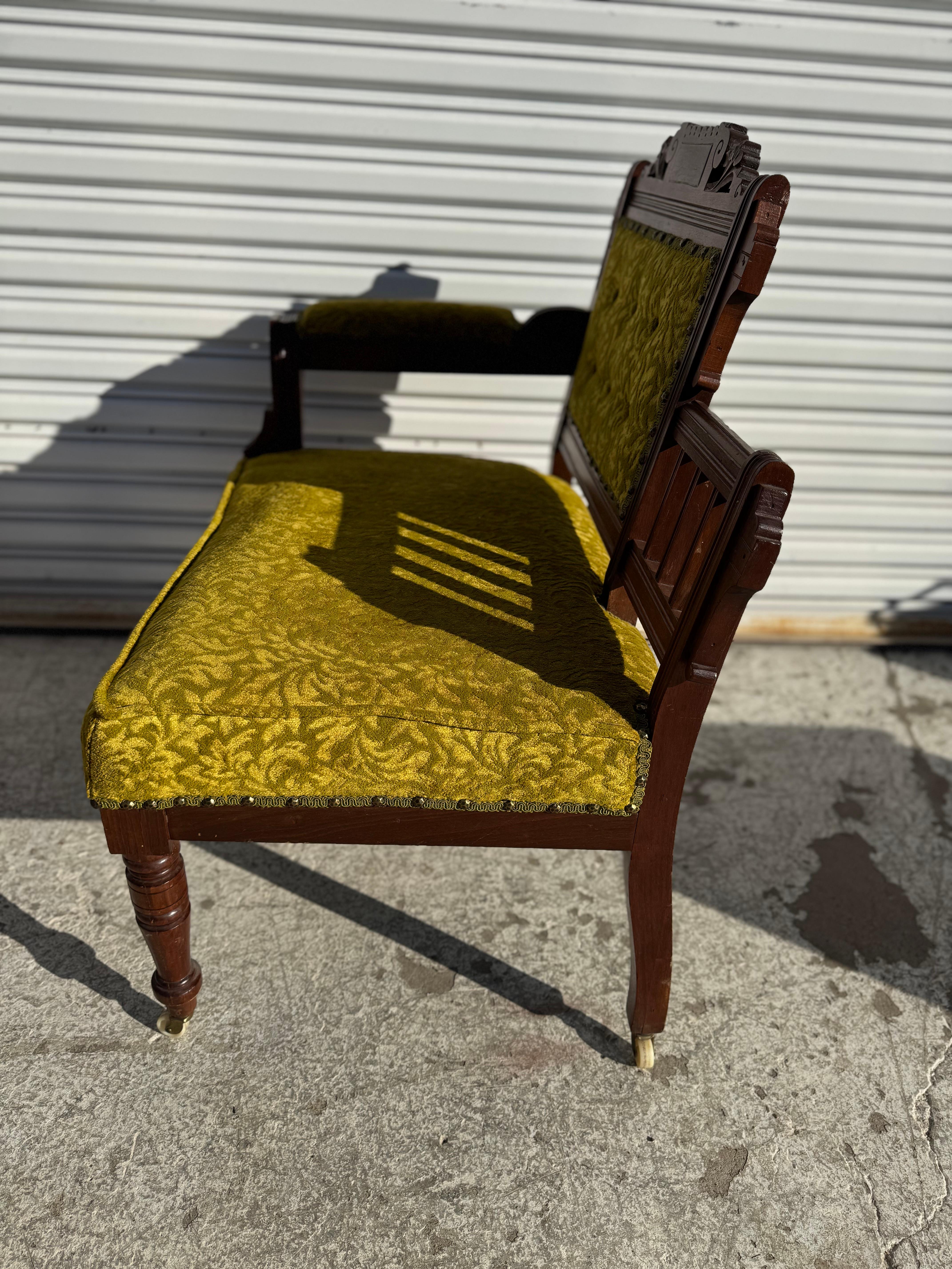 Sedia Gossip Eastlake d'epoca in noce e velluto verde oliva In condizioni buone in vendita a Pasadena, TX