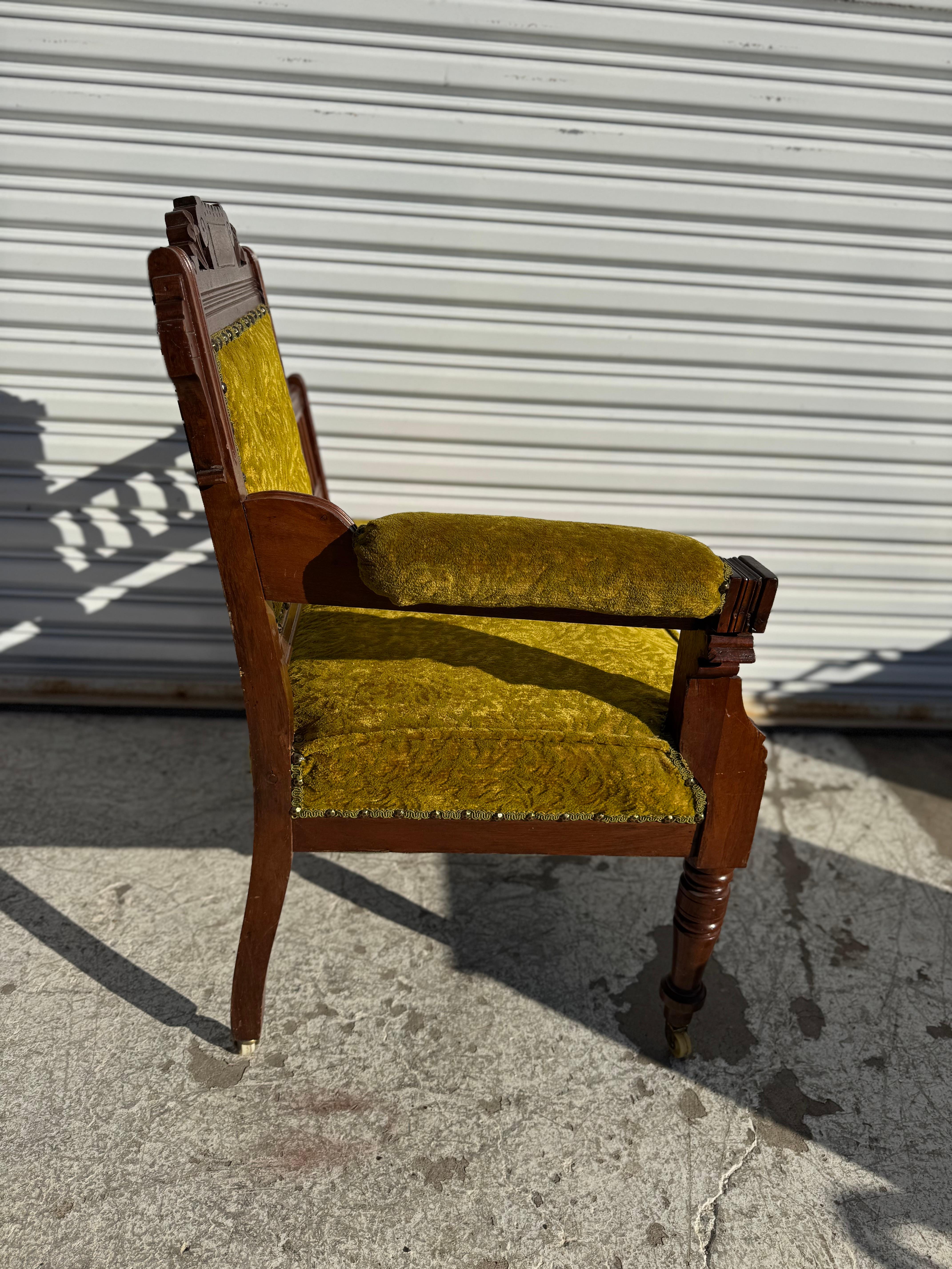 XIX secolo Sedia Gossip Eastlake d'epoca in noce e velluto verde oliva in vendita